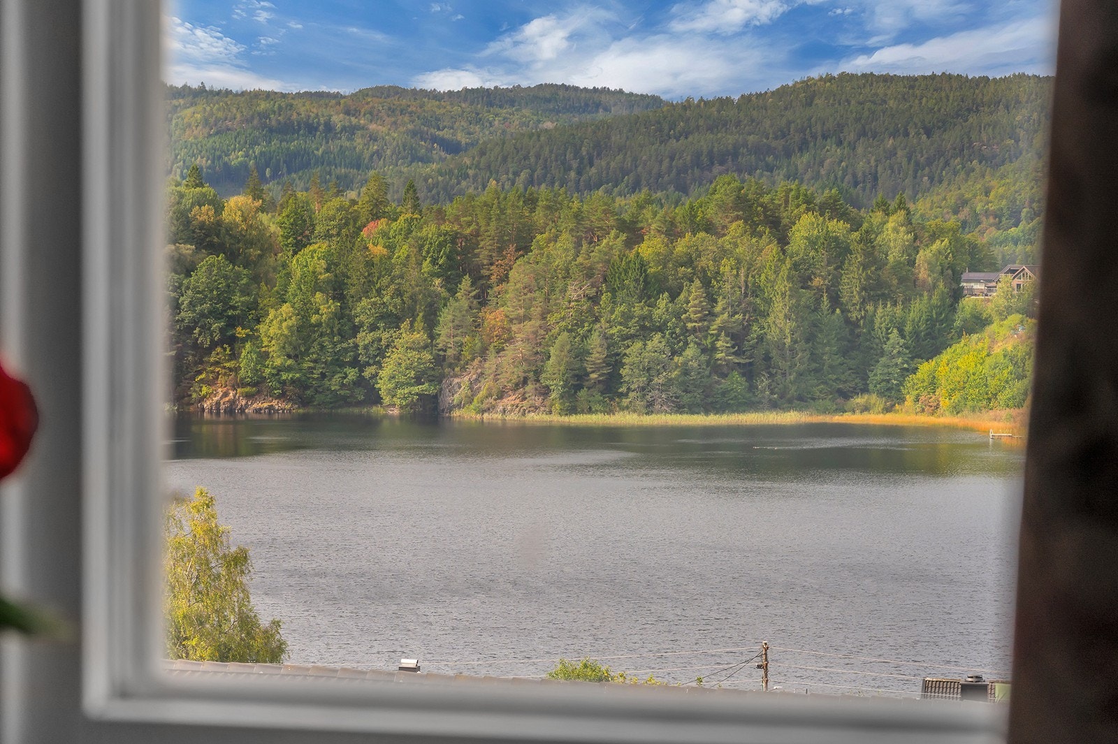 Fra eiendommen er det kort gangavstand til både skoler, barnehager og butikker på Birkeland. Galleribilde