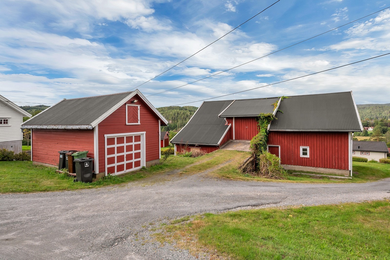Både garasjen og låven er tekket med lakkerte stålplater. Galleribilde