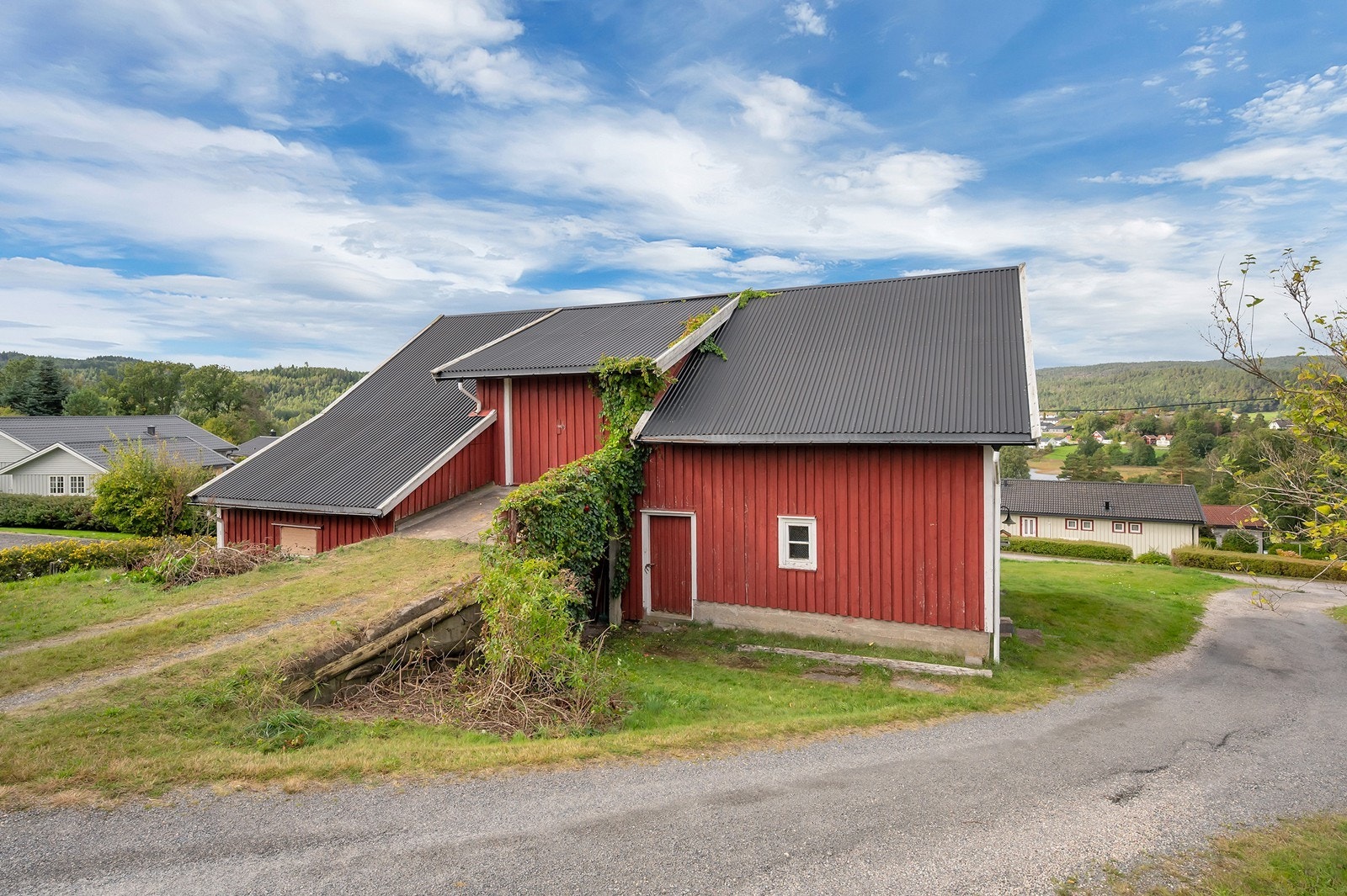 Låven er oppført i 1921 med stående kledning og saltak. Galleribilde