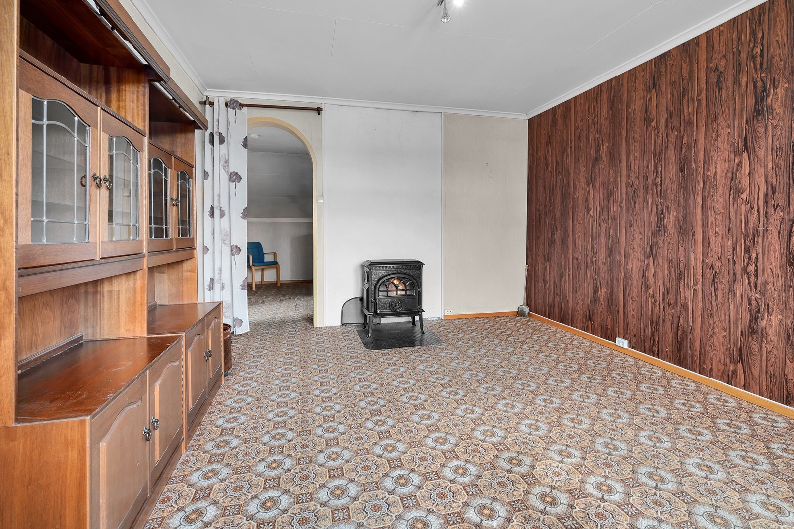 I loftstuen er det montert peisovn for ekstra oppvarming. Galleribilde