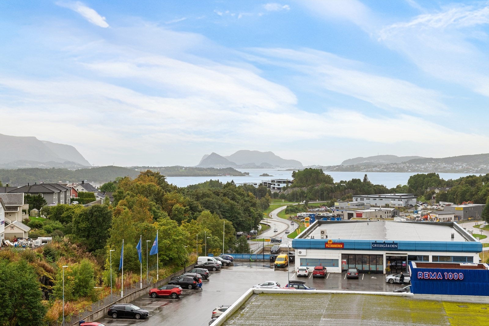 Gode sol- og utsiktsforhold mot vest . Her ser man mot Sukkertoppen, Breisundet og Borgundfjorden. Galleribilde