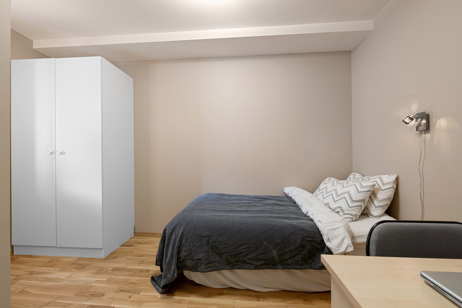 Soverom 2 har god størrelse, med plass til både seng og arbeidspult. Galleribilde