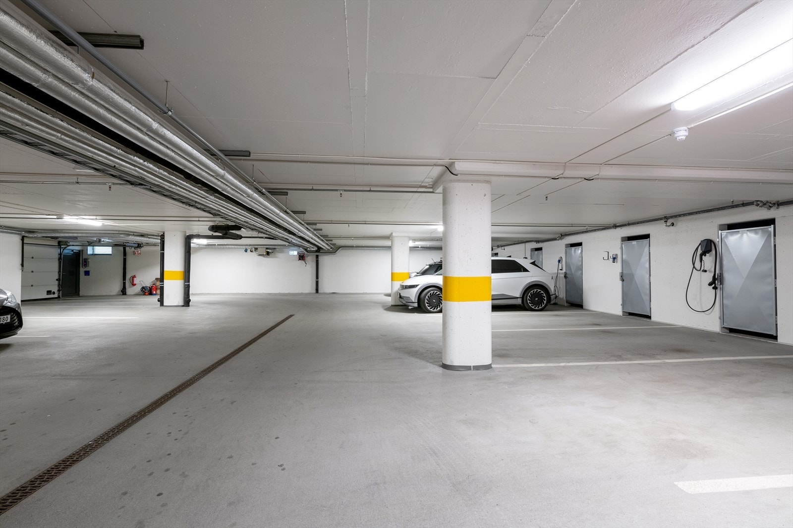 Egen garasjeplass i felles garasjekjeller følger leiligheten. Galleribilde