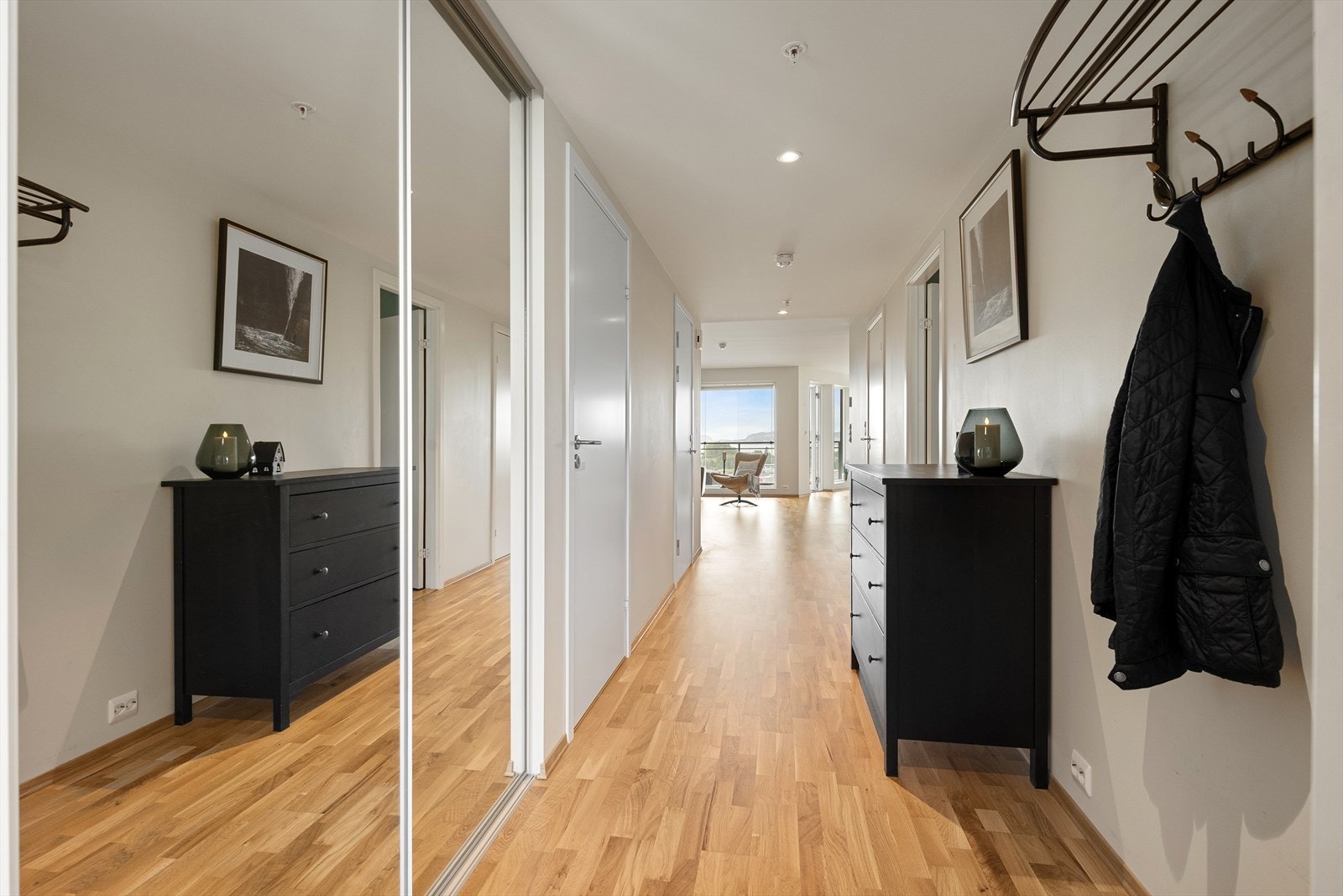 I entrè/gang er det skyvedørsgarderobe med speilfronter og ellers rikelig plass til yttertøy og øvrig ønsket møblering. Galleribilde