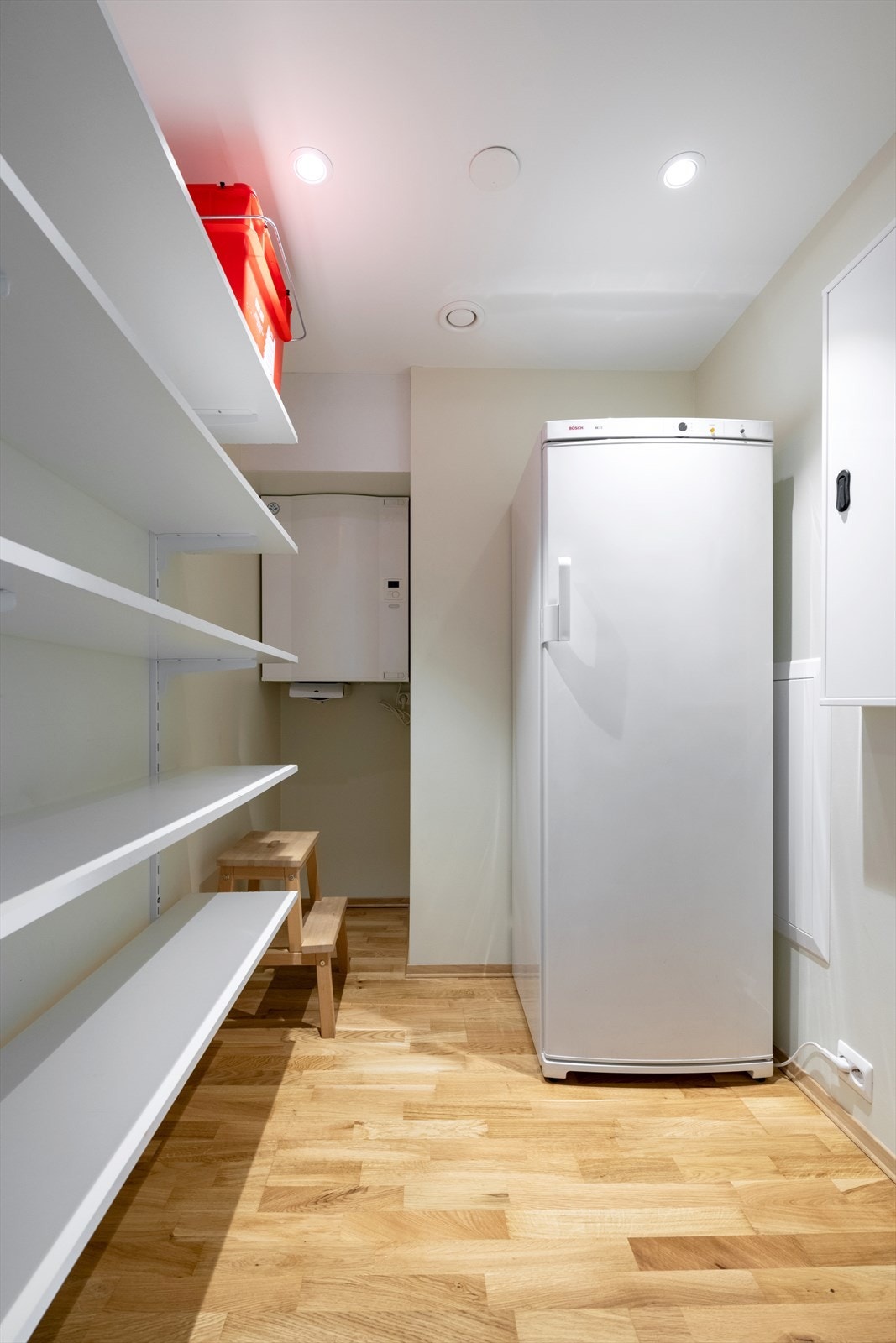 Boden rommer tekniske installasjoner, med balansert ventilasjonsanlegg og fordelingsskap for vannbåren gulvvarme. Galleribilde