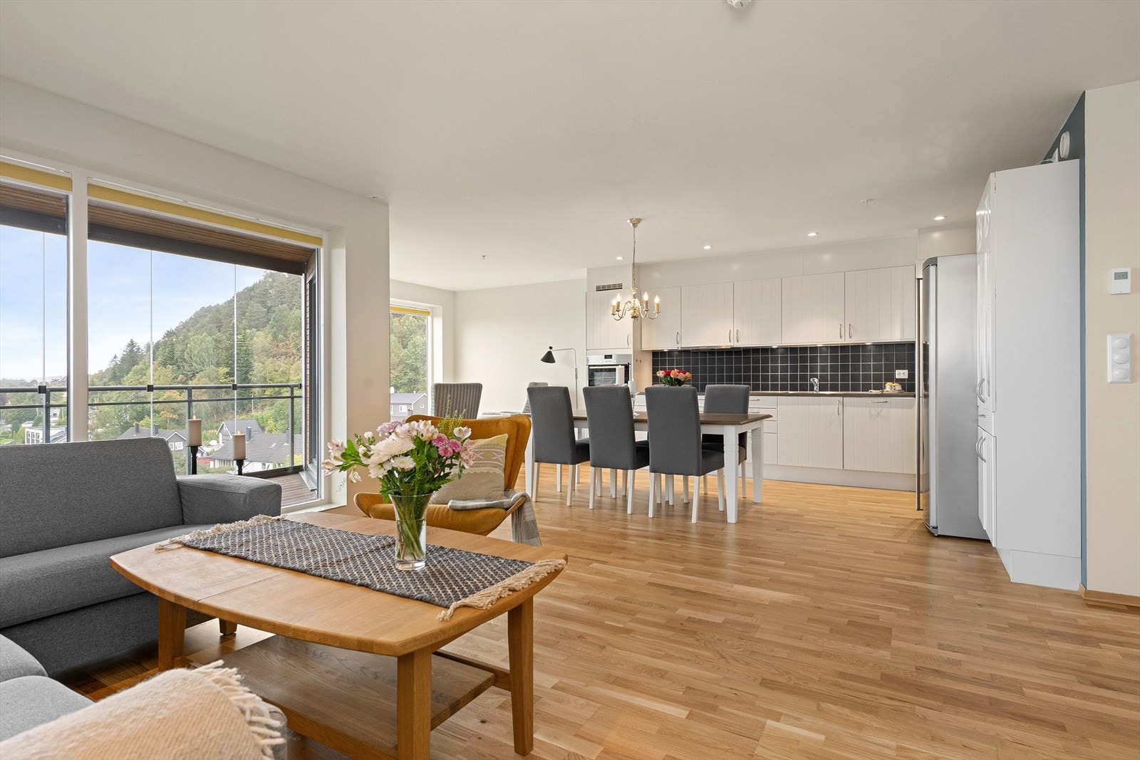 Verandaen er vestvendt og overbygd, med glass- og stålrekkverk. Galleribilde