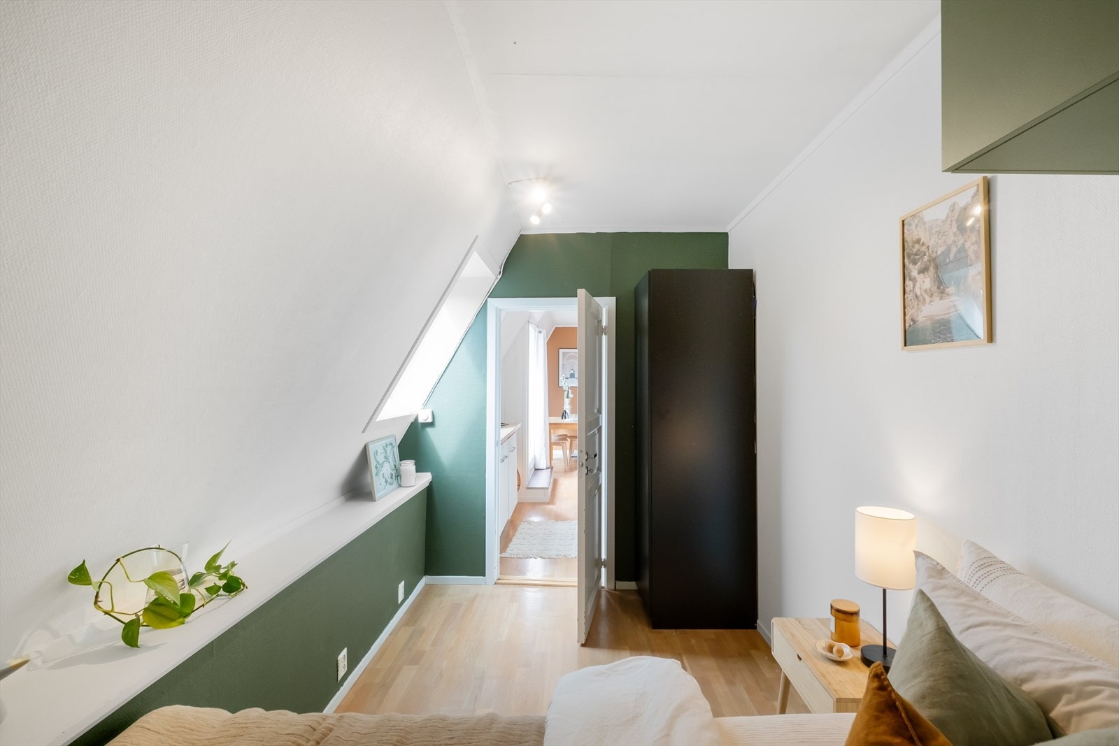 Soverommet er innredet med praktisk garderobeskap, samt vegghengt oppbevaring. Galleribilde
