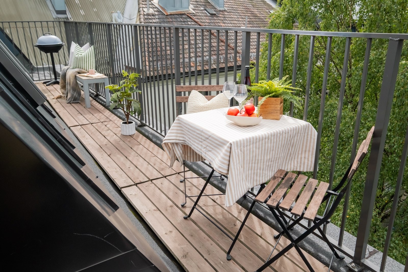 Her har du plass til hyggelig sittegruppe, grill m.m. Galleribilde