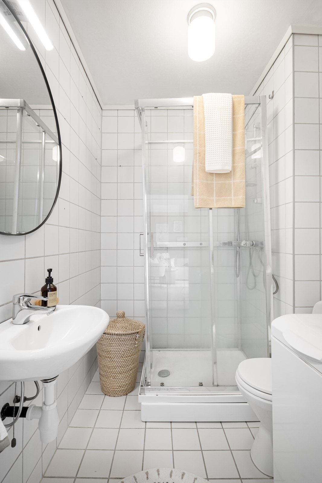 Flislagt bad med opplegg til vaskemaskin. Galleribilde