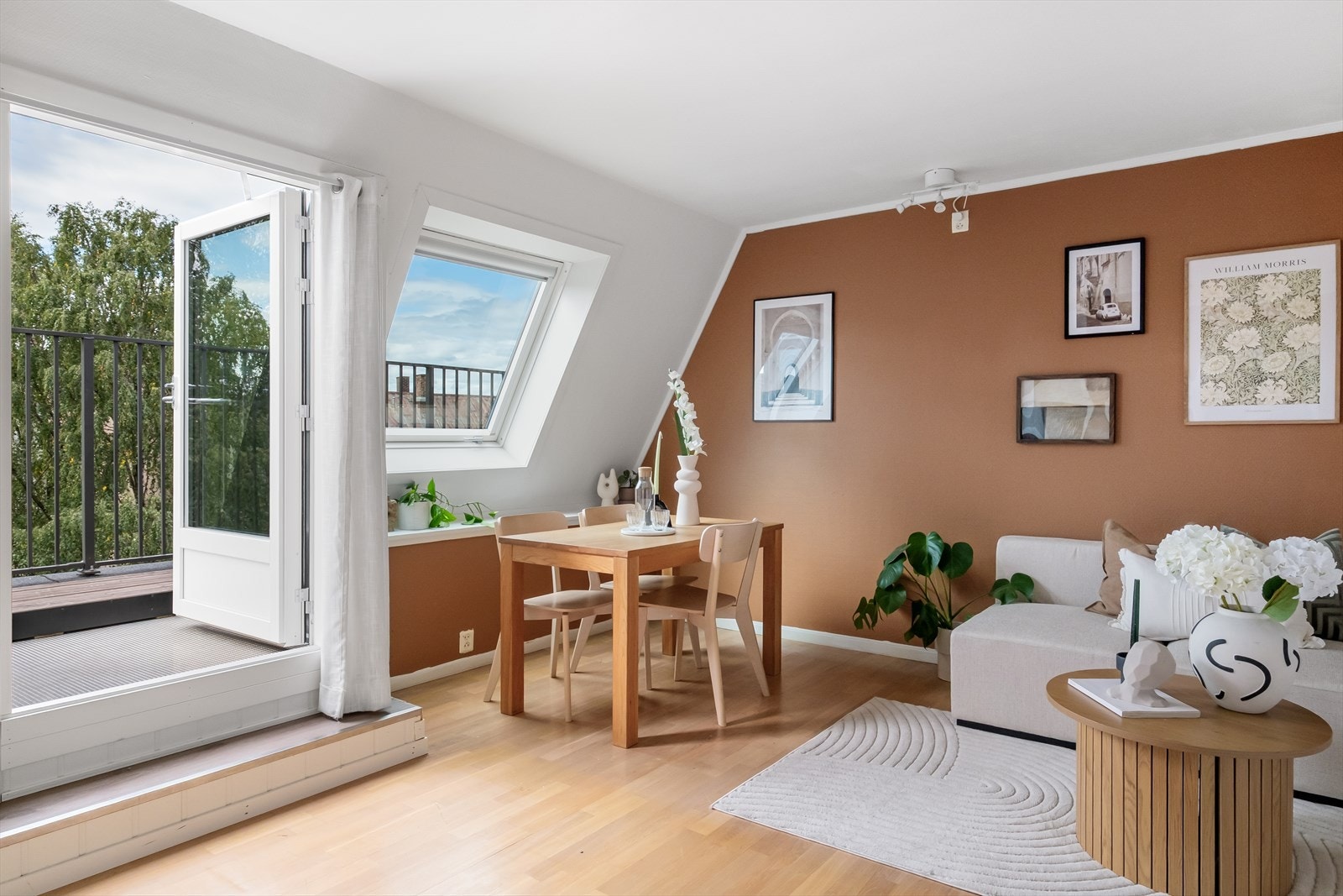Leiligheten oppleves som lys og luftig med store vindusflater i 2-lags isolerglass fra 2020 som slipper inn rikelig med dagslys. Galleribilde