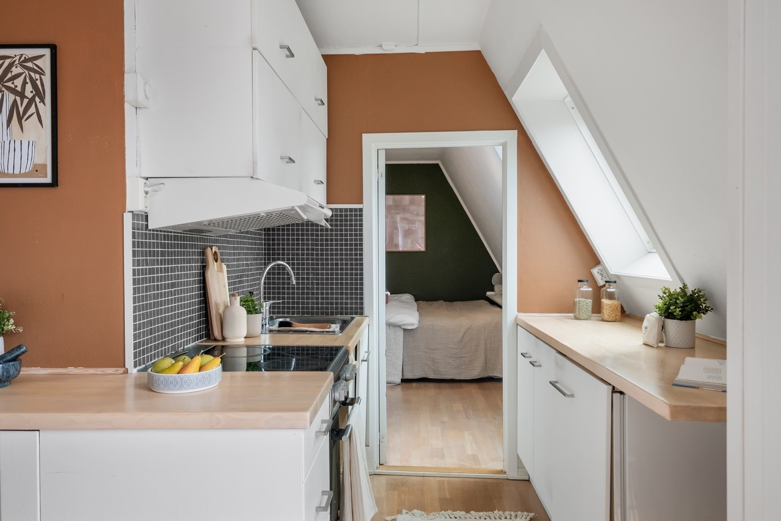 Kjøkkenet er utstyrt med frittstående komfyr oppvaskmaskin og kjøl/frys. Galleribilde