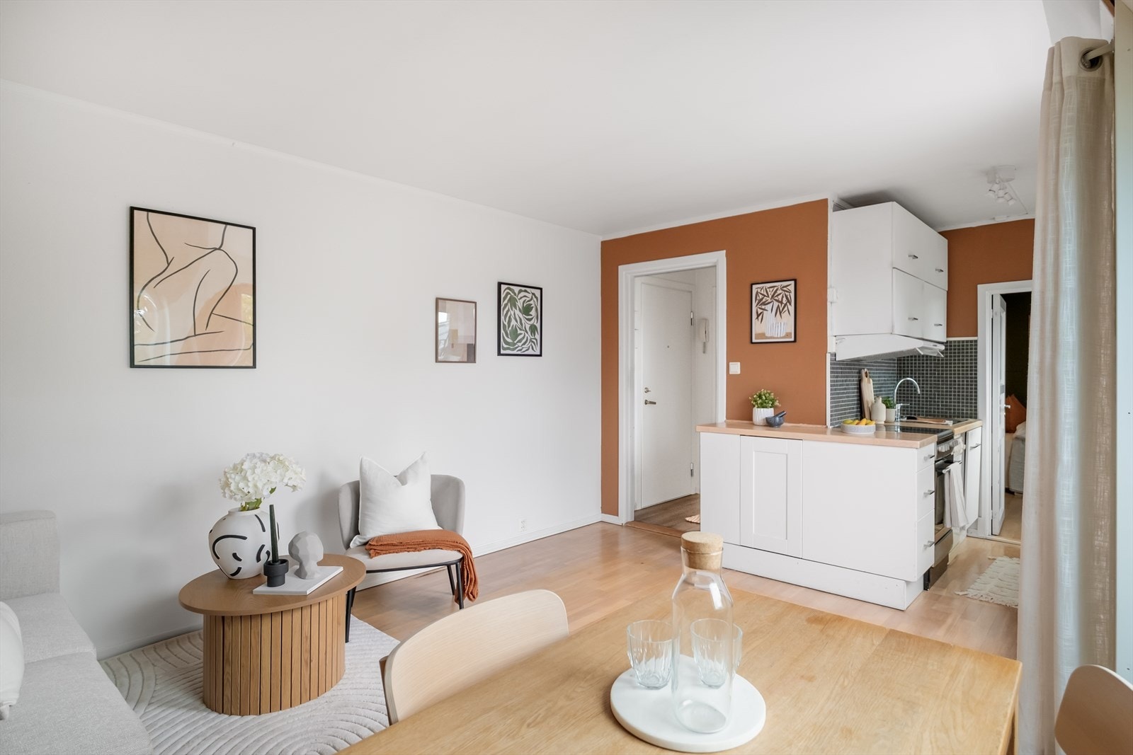 Leiligheten har en praktisk planløsning med åpen stue/kjøkkenløsning som skaper naturlige soner, samt flere møbleringsmuligheter. Galleribilde