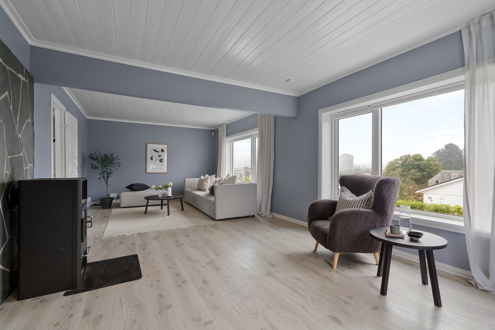 Enebolig over tre plan med praktisk planløsning og et stort, solrikt uteområde. Galleribilde