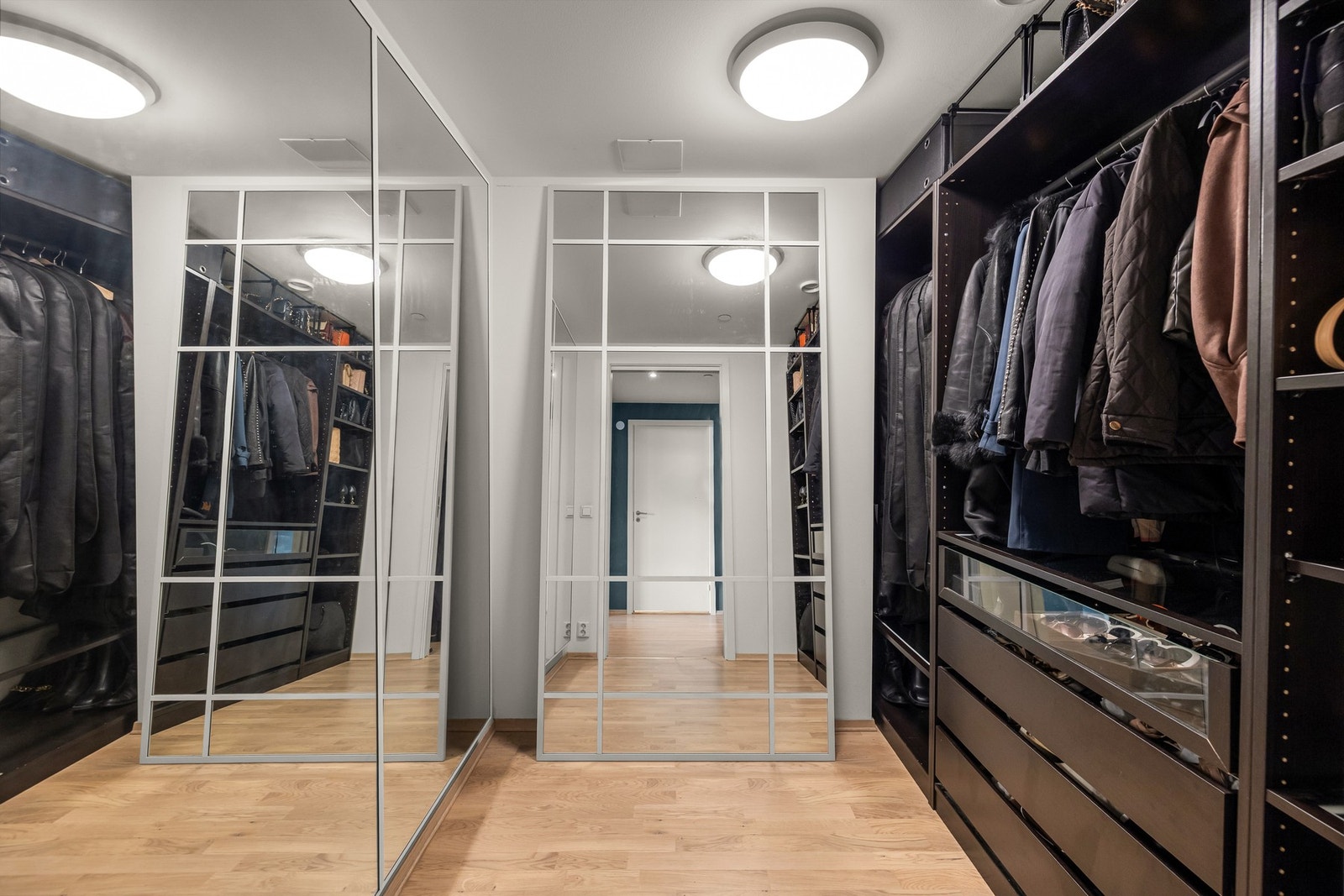 Praktisk walk-in garderobe Galleribilde