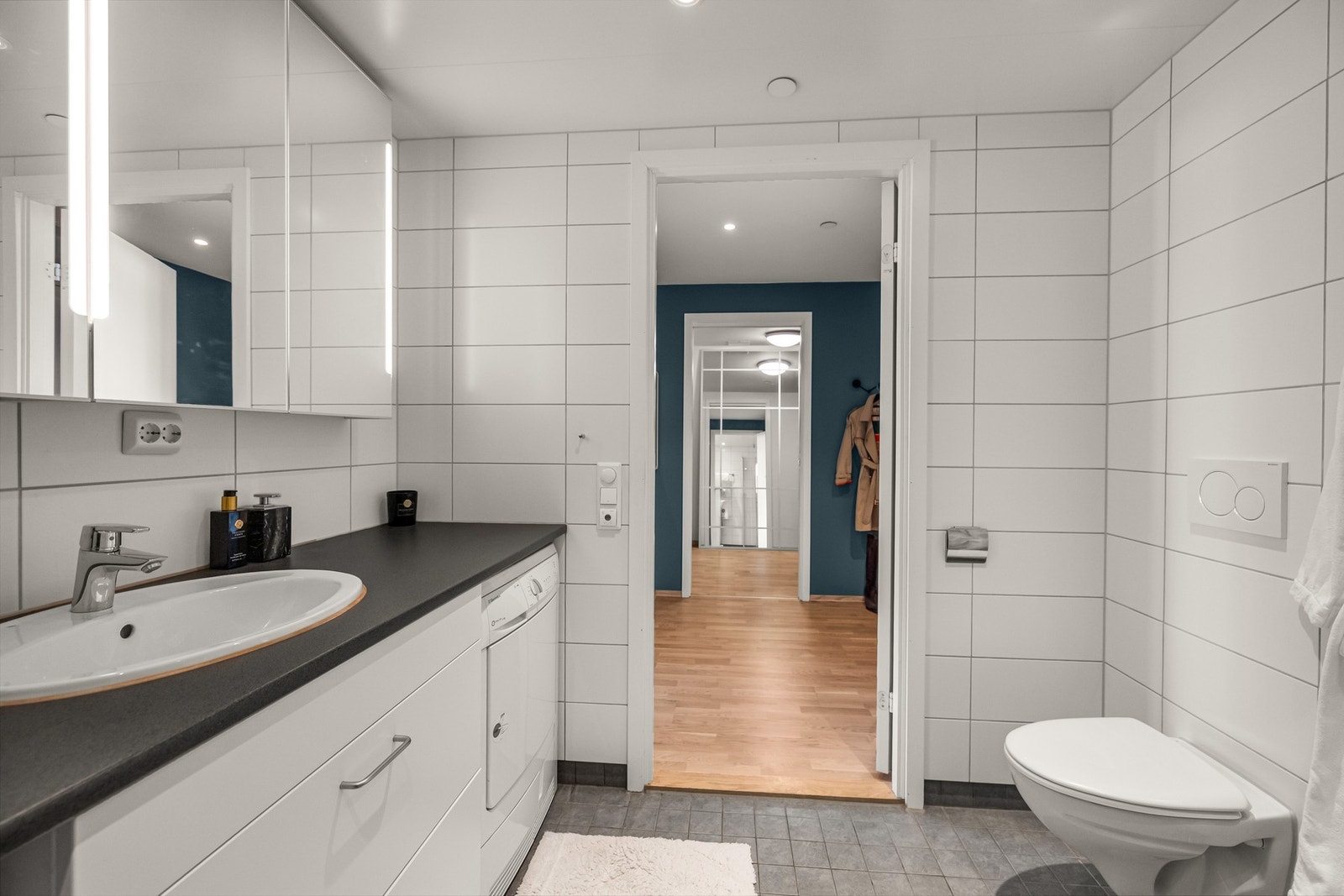 Det er elektriske varmekabler og opplegg for både vaskemaskin og tørketrommel Galleribilde