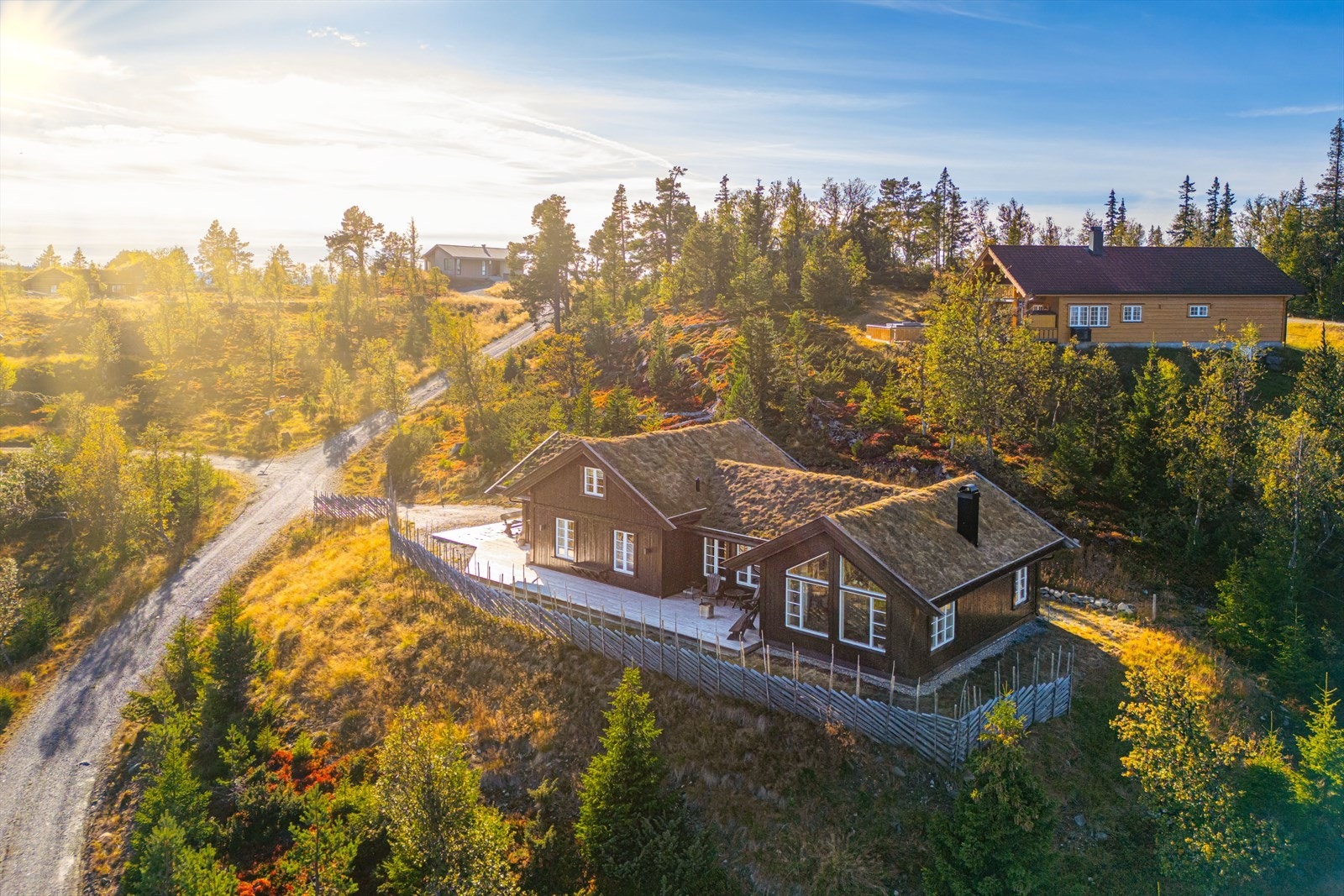 Det er biloppstillingsplass på eiendommen. Galleribilde