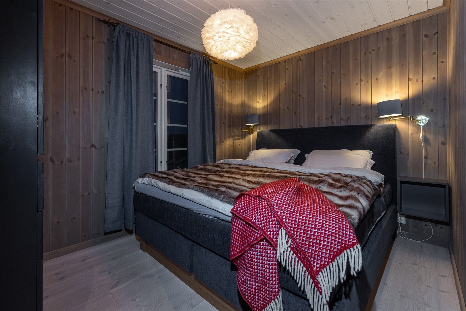 Eget master med god plass til dobbeltseng med tilhørende nattbord. Galleribilde