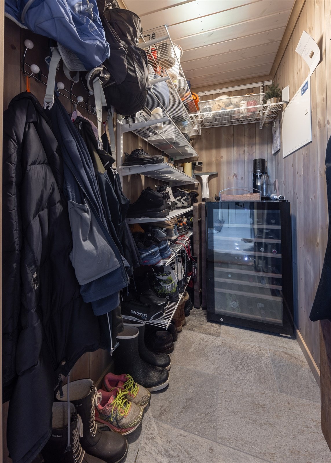 Garderobe tilknyttet entrè. Galleribilde
