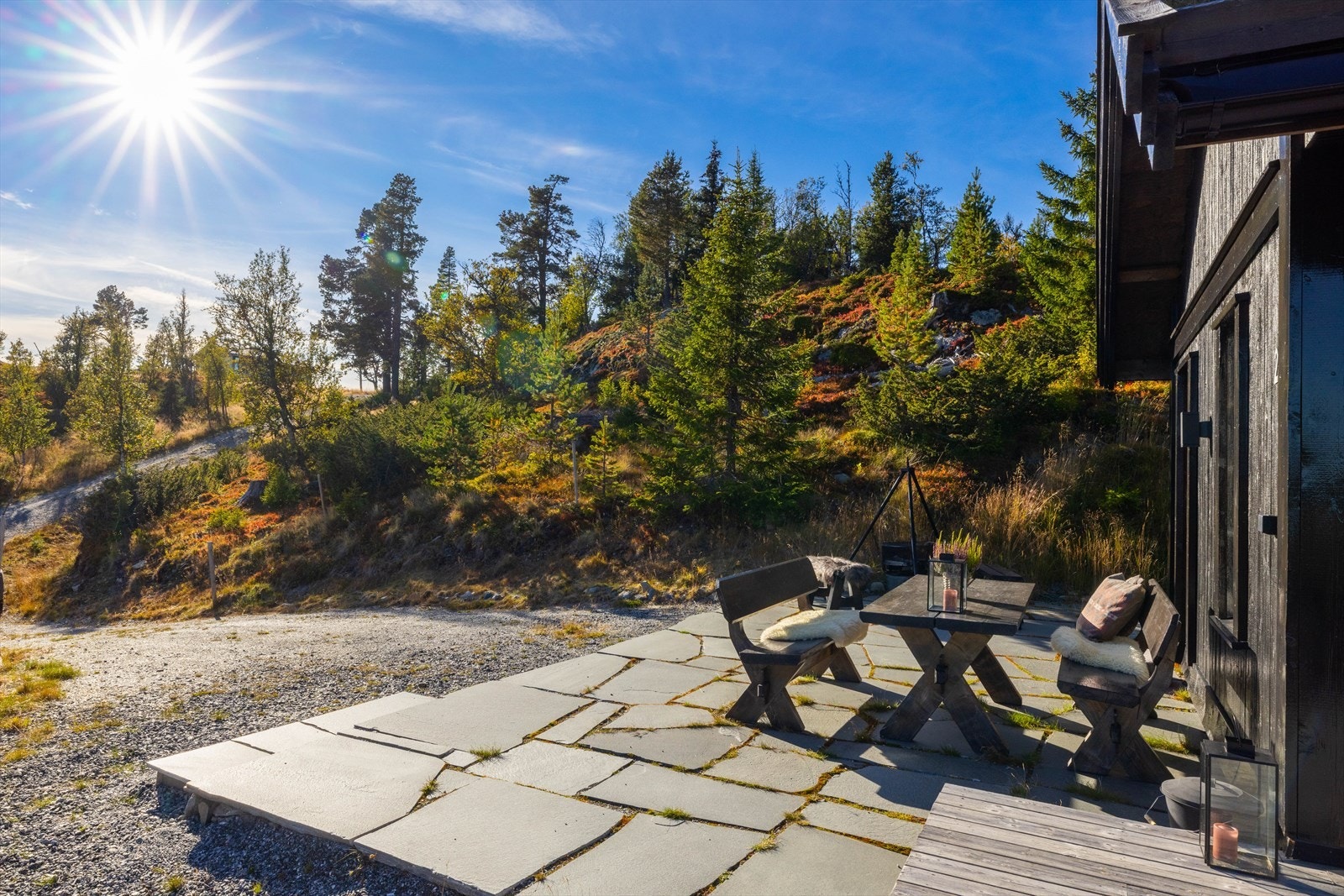 En fantastisk sone på skiferterrassen med god plass til utemøblement og bålpanne. Galleribilde