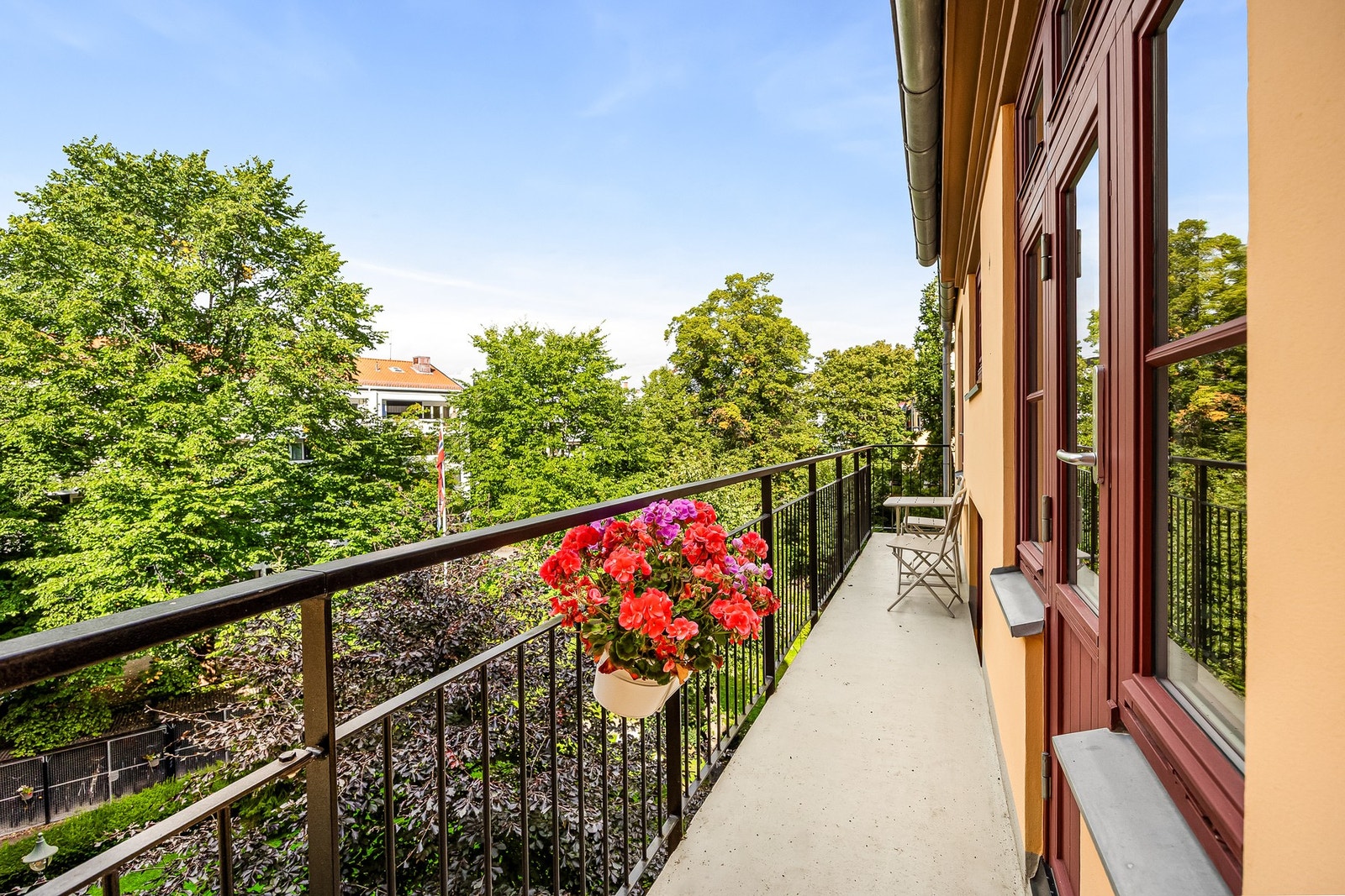 Balkongen vender rolig og tilbaketrukket mot den hyggelige, grønne bakgården. Galleribilde