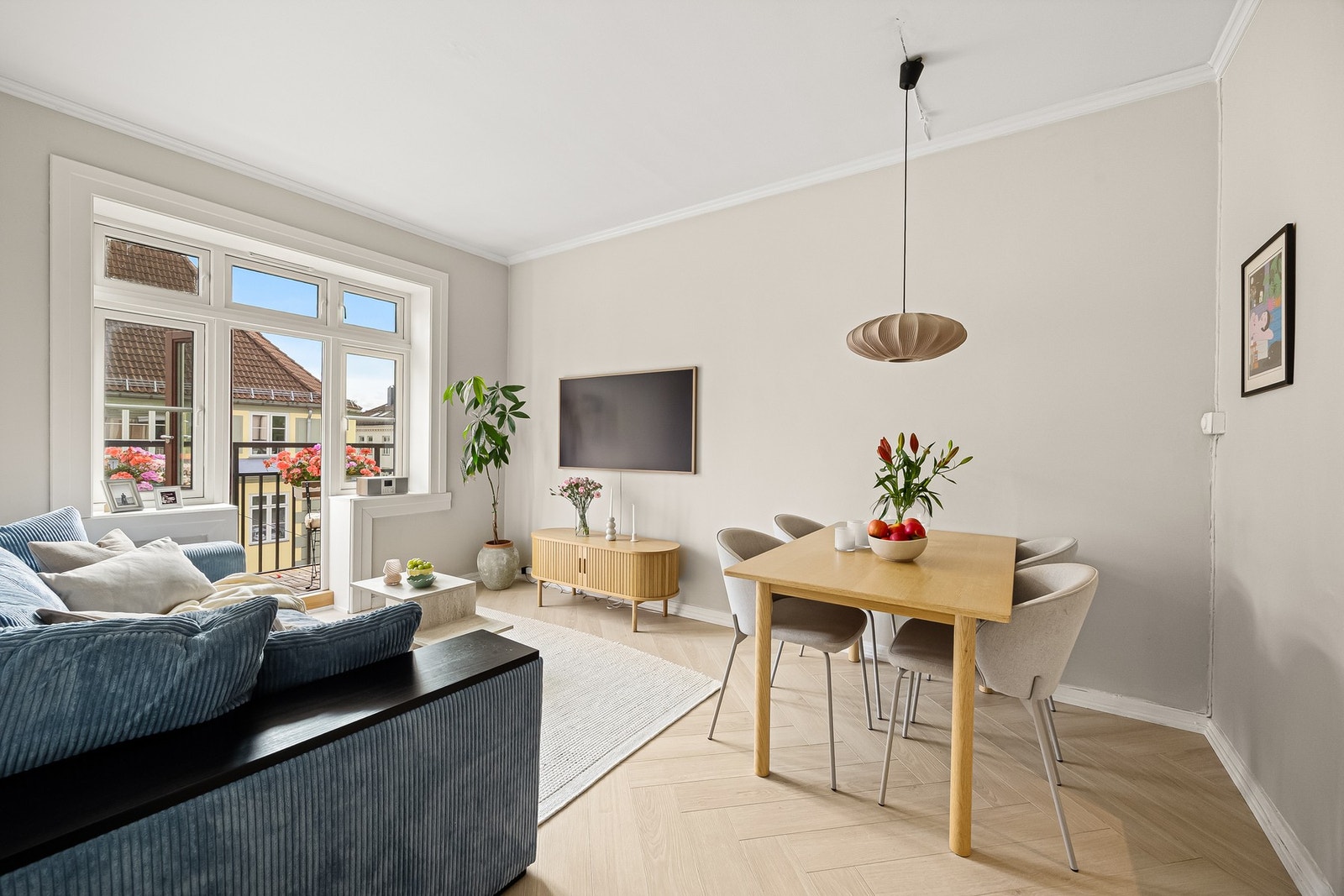 De store vindusflatene sørger for rikelig med naturlig lys, mens brede vinduskarmer og klassiske detaljer tilfører rommet karakter. Galleribilde