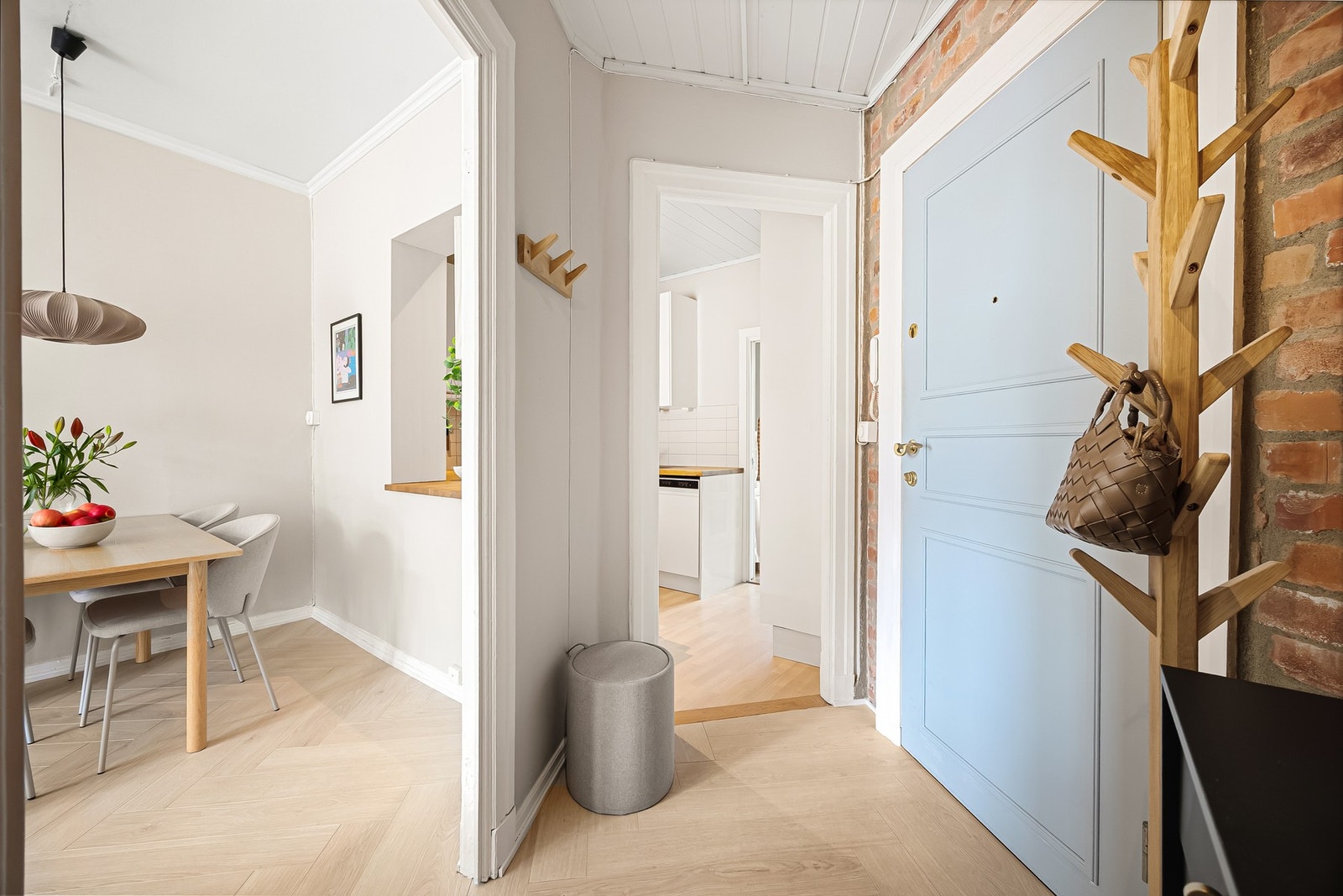 Entréen har plass til praktisk oppbevaring av yttertøy og sko, og gir videre adkomst til boligens øvrige rom. Galleribilde