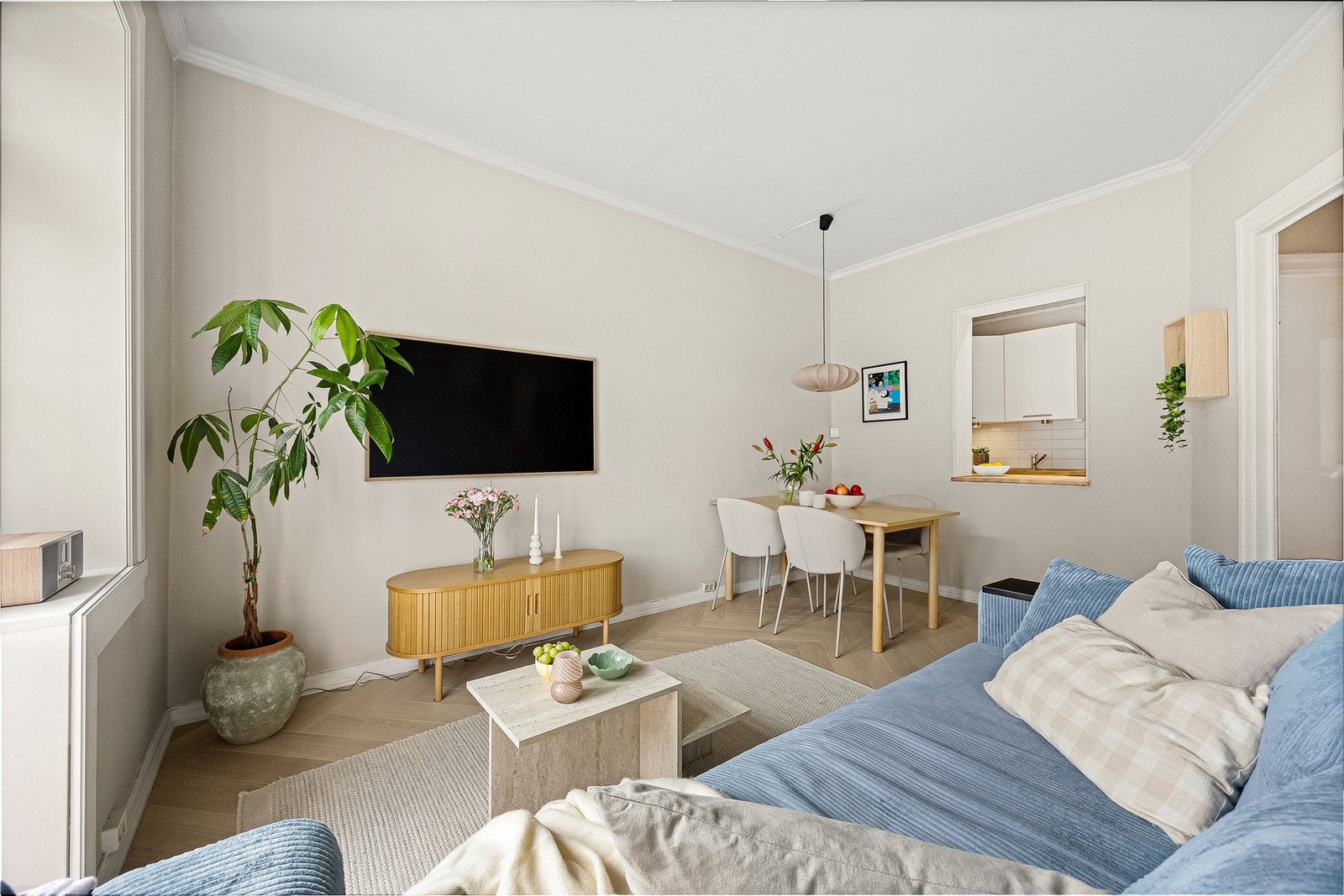 Stuen fungerer som et sosialt allrom, med god plass til spisegruppe. Galleribilde