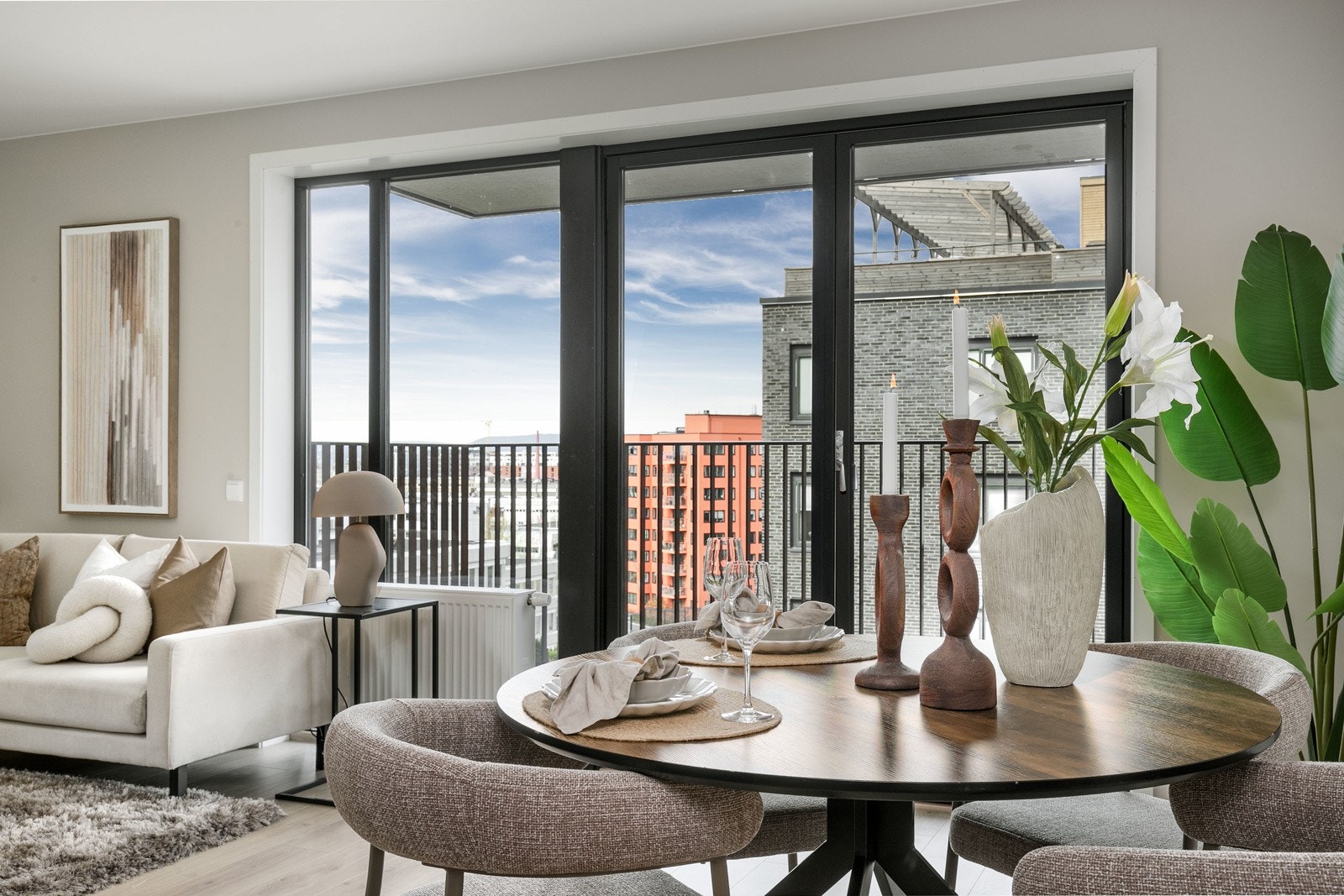 Detalj fra spisestuen, her er det spiseplass for mange Galleribilde