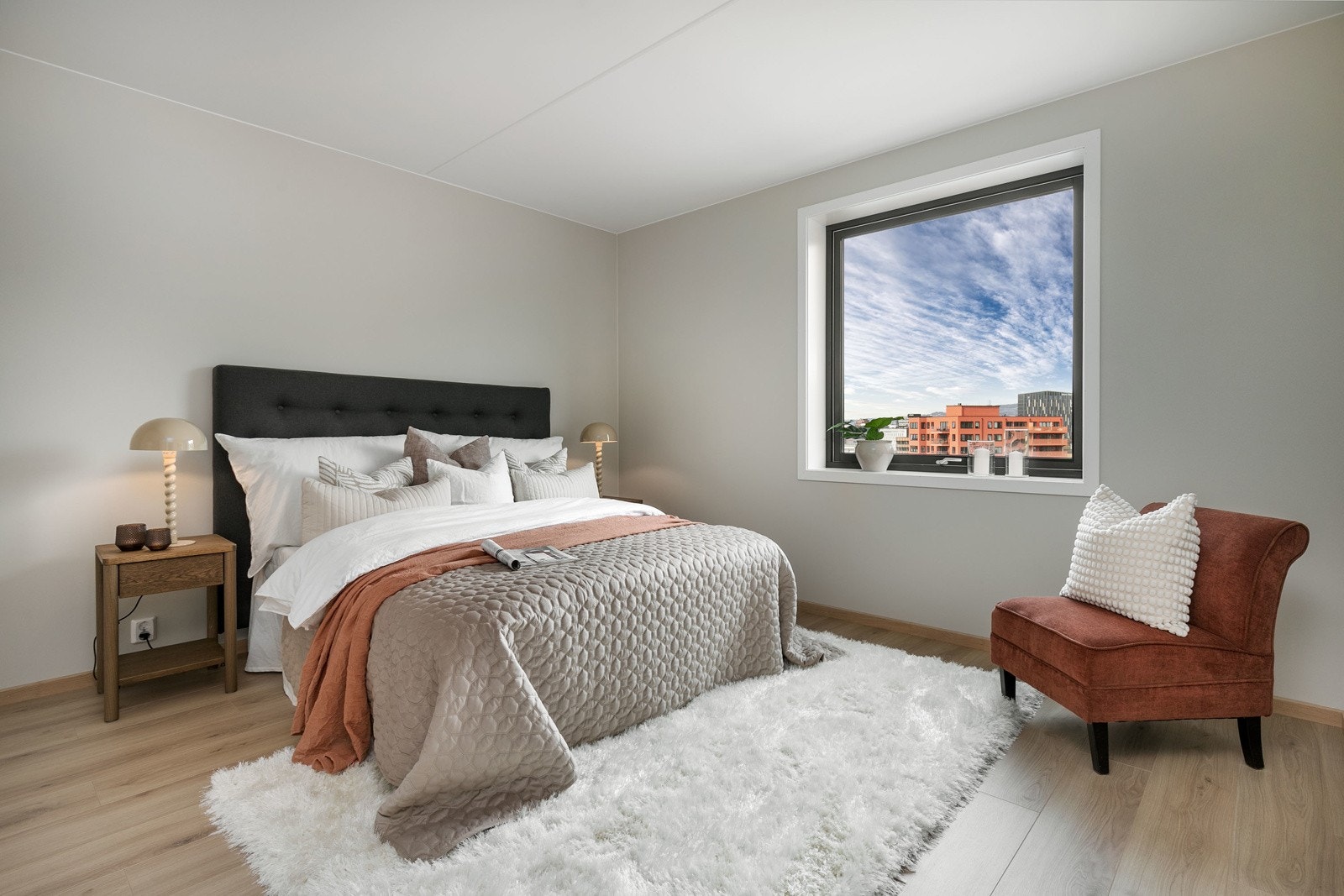 Romslig og luftig hovedsoverom med god plass til gardeobe. Direkte inngang til bad/walk-in. Galleribilde