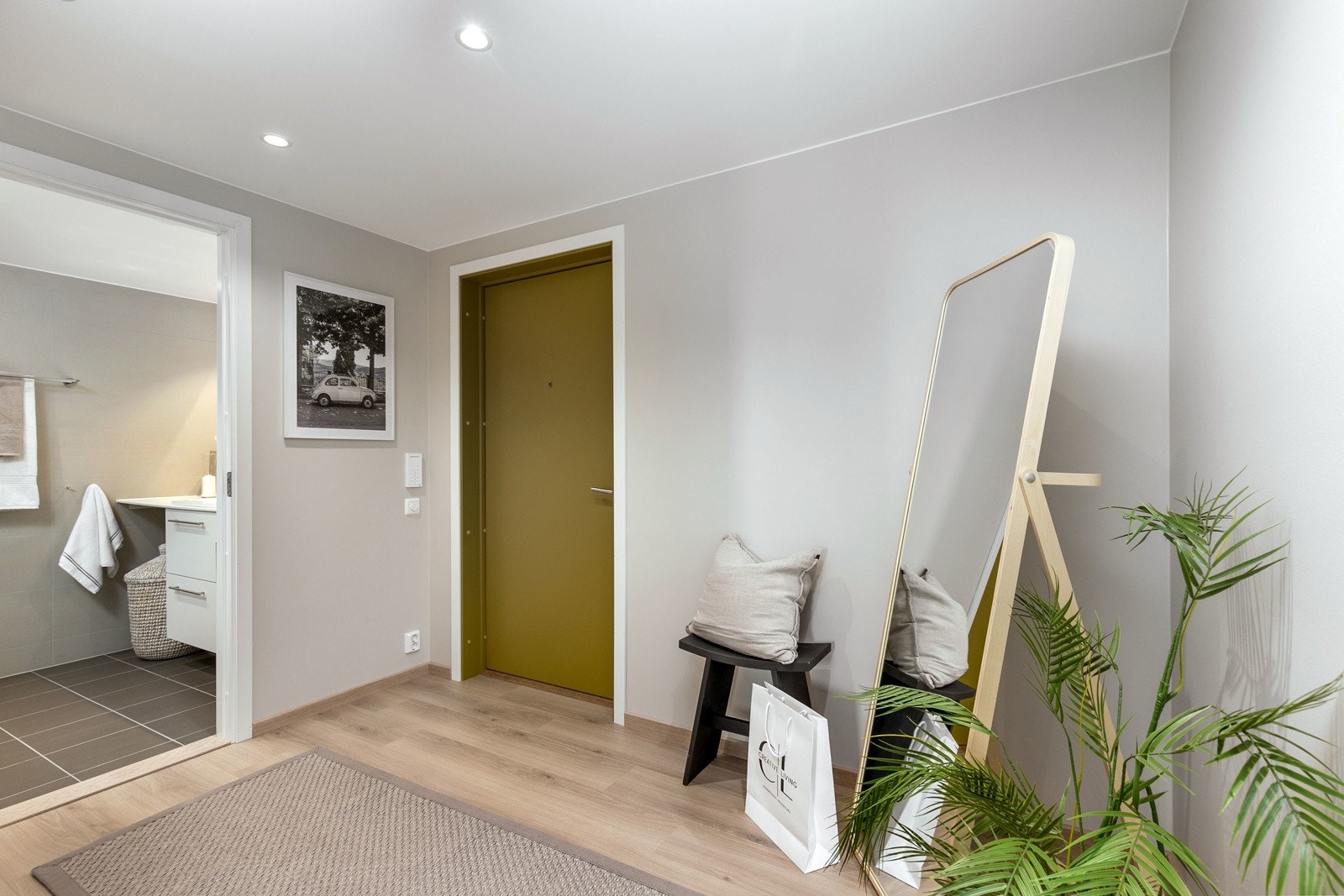 Entre/gang med plass til garderobe og direkte inngang til flislagt dusjbad/WC. Galleribilde