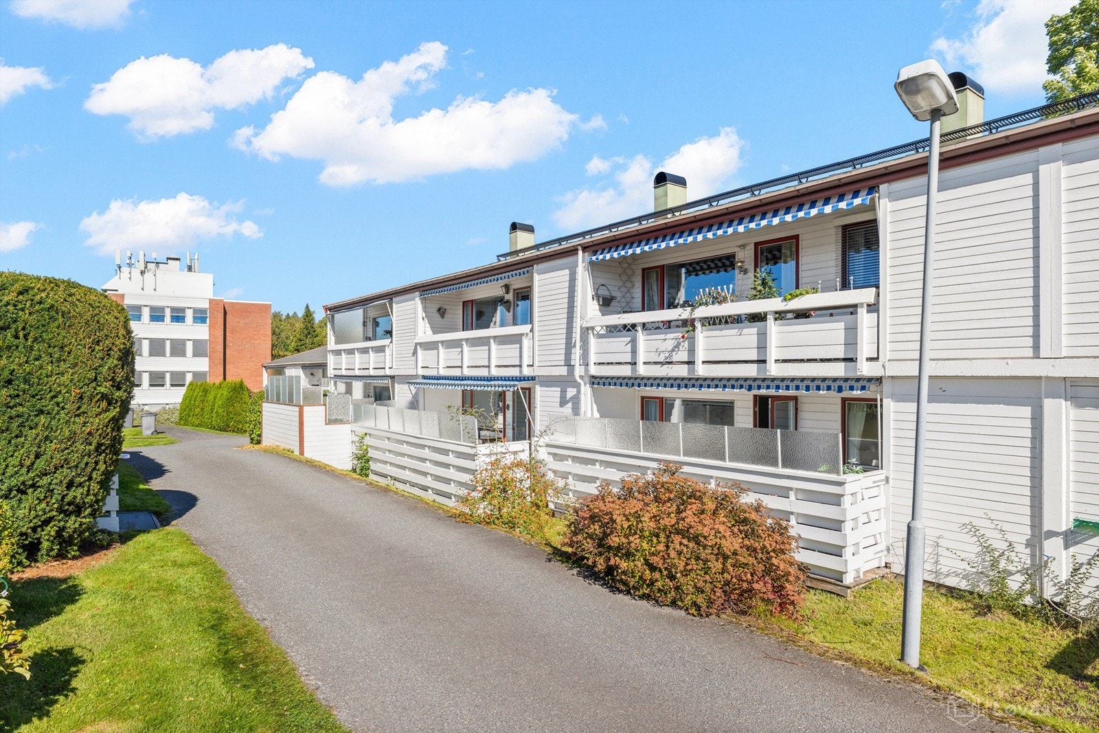 Asfalterte internveier og ryddige fellesarealer i Nordseter Seniorborettslag. Galleribilde