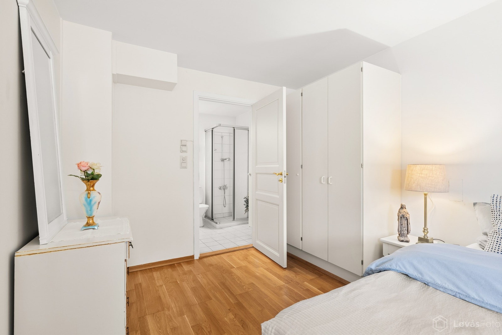 Garderobeskap på soverommet og enkel tilgang videre inn til badet. Galleribilde