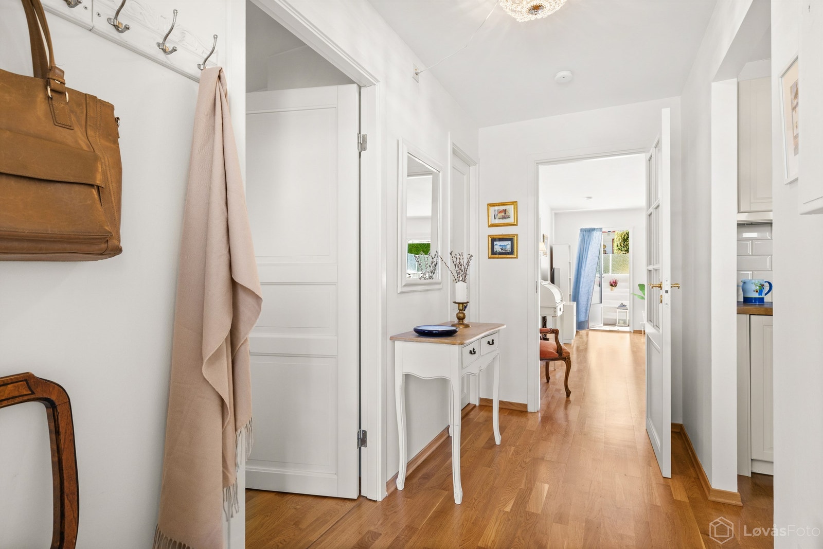 Gjennomgående parkett på gulv og slette, malte vegger i gangen. Galleribilde