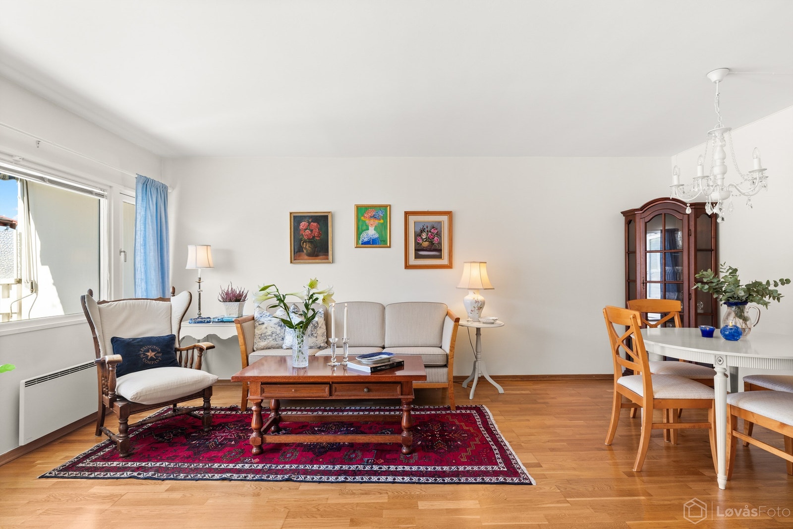 Stuen har god plass til både sofagruppe og spisebord. Galleribilde