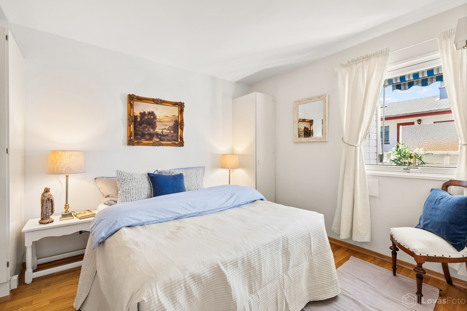 Hovedsoverom med parkett på gulv og god plass til dobbeltseng. Galleribilde