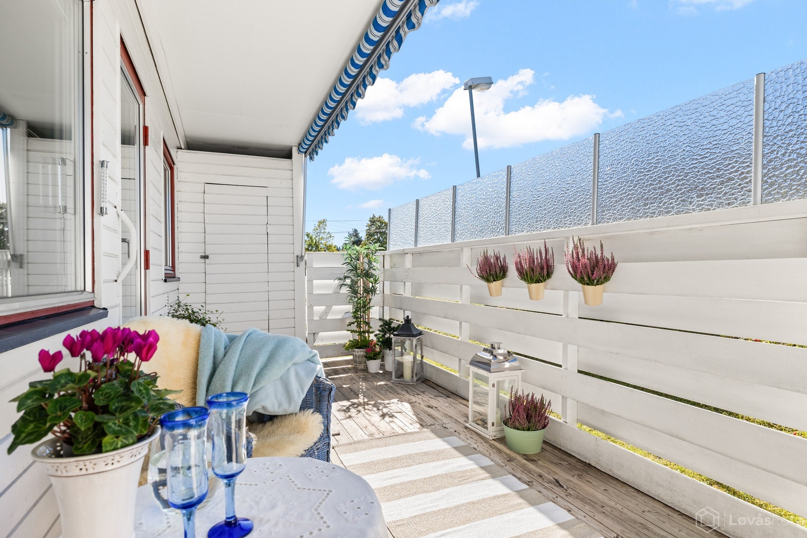 Praktisk utvendig bod tilknyttet terrassen for lagring av hageutstyr og puter. Galleribilde