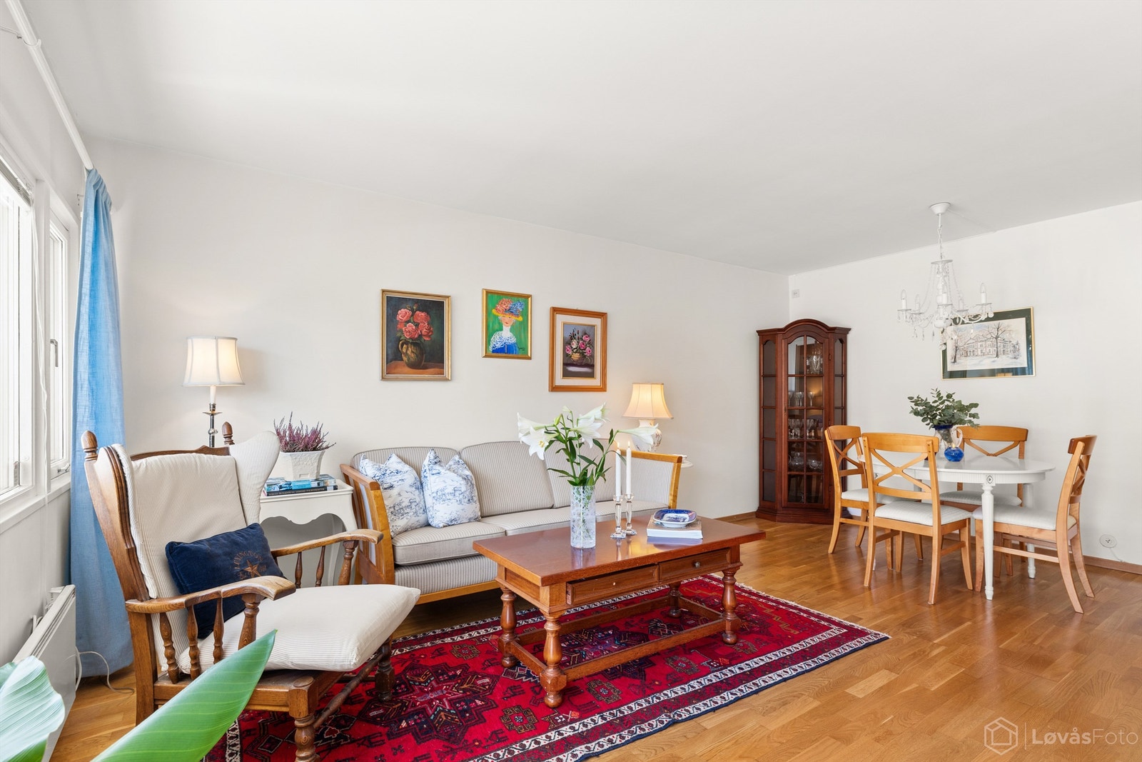 Romslig stue med opplegg for ildsted tilknyttet elementpipe. Galleribilde