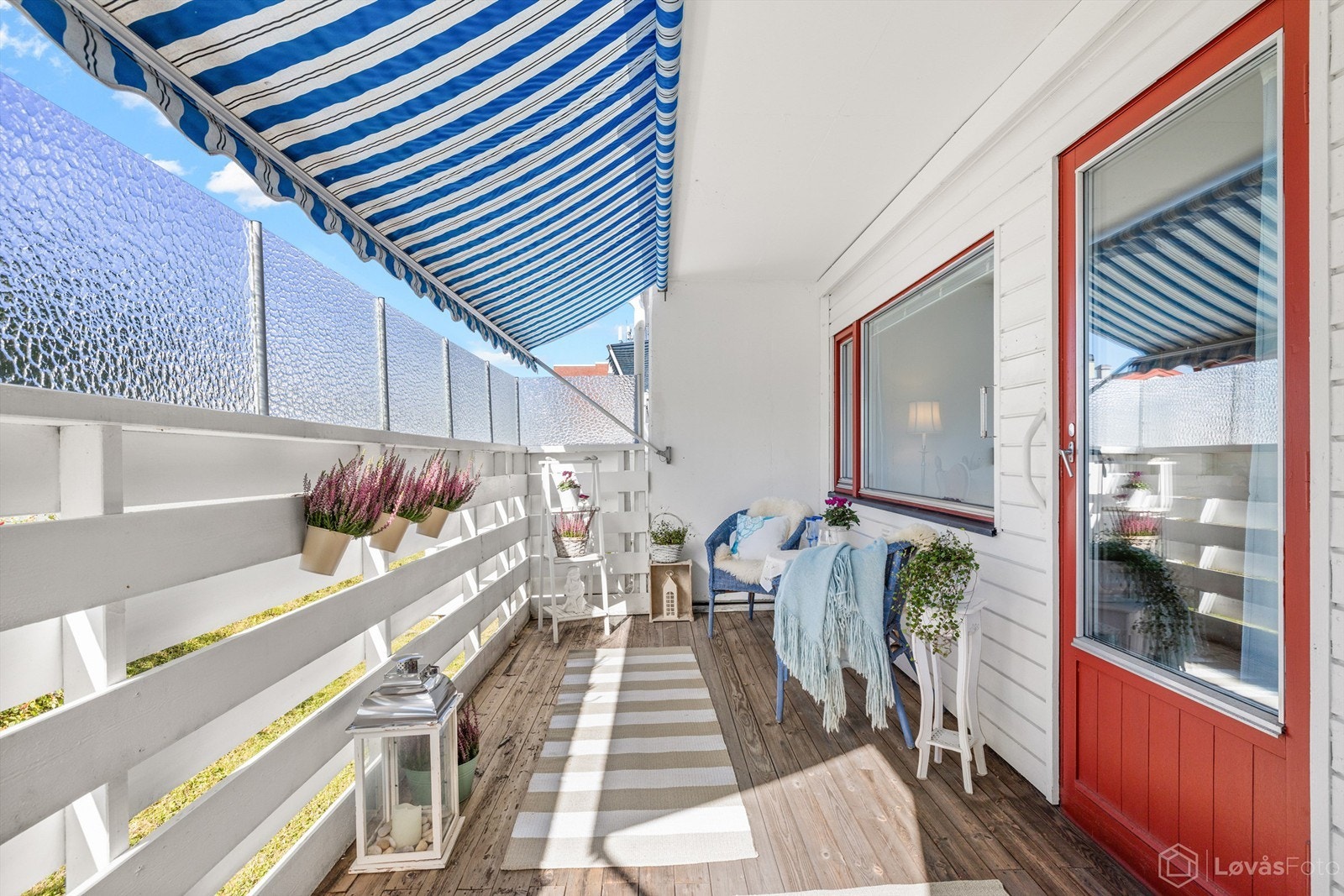 Delvis overbygget, sydvestvendt terrasse med markise og direkte utgang til felles grøntarealer.
Foto: Løvås Foto Galleribilde