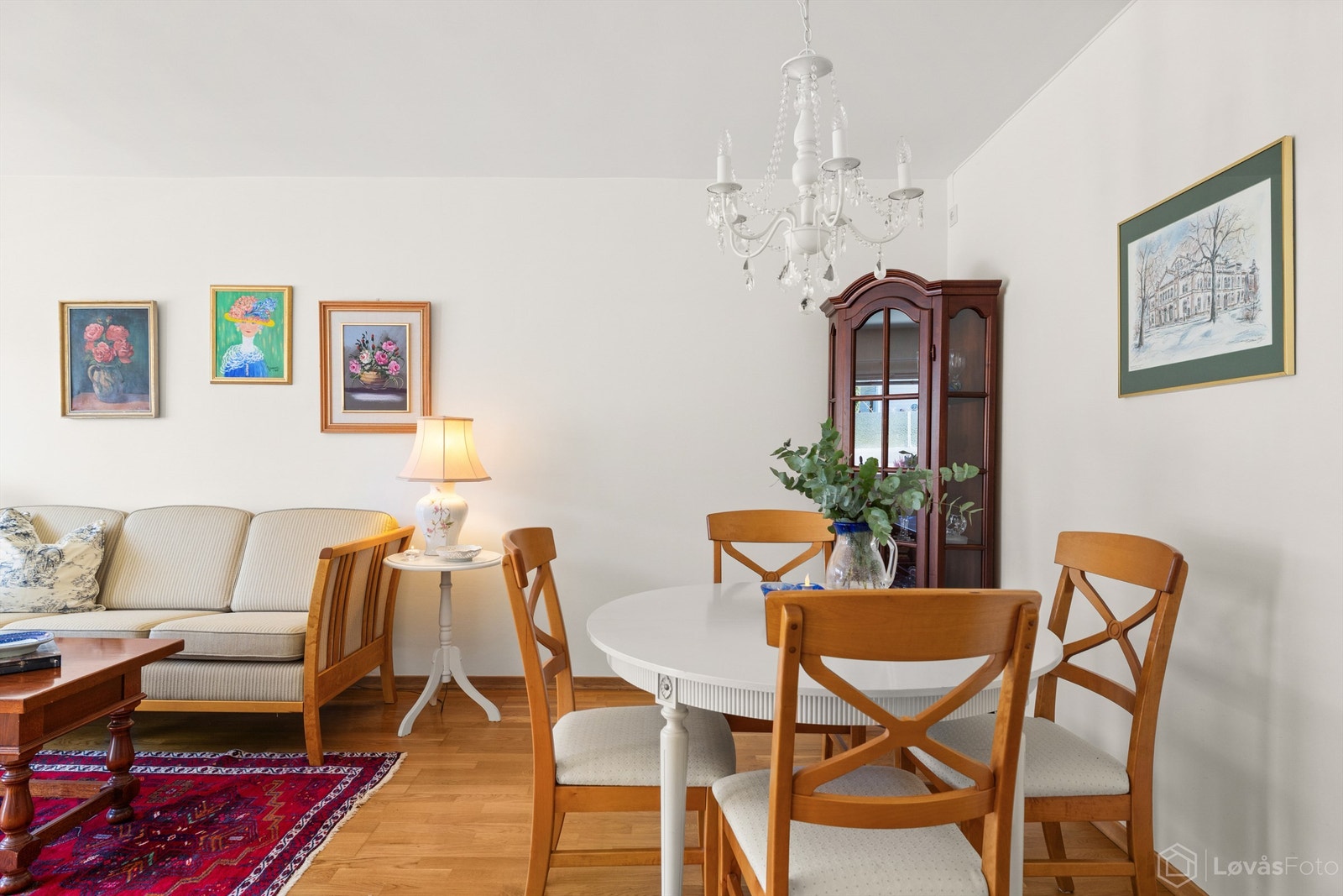 Spiseplassen har en praktisk og naturlig plassering i allrommet. Galleribilde
