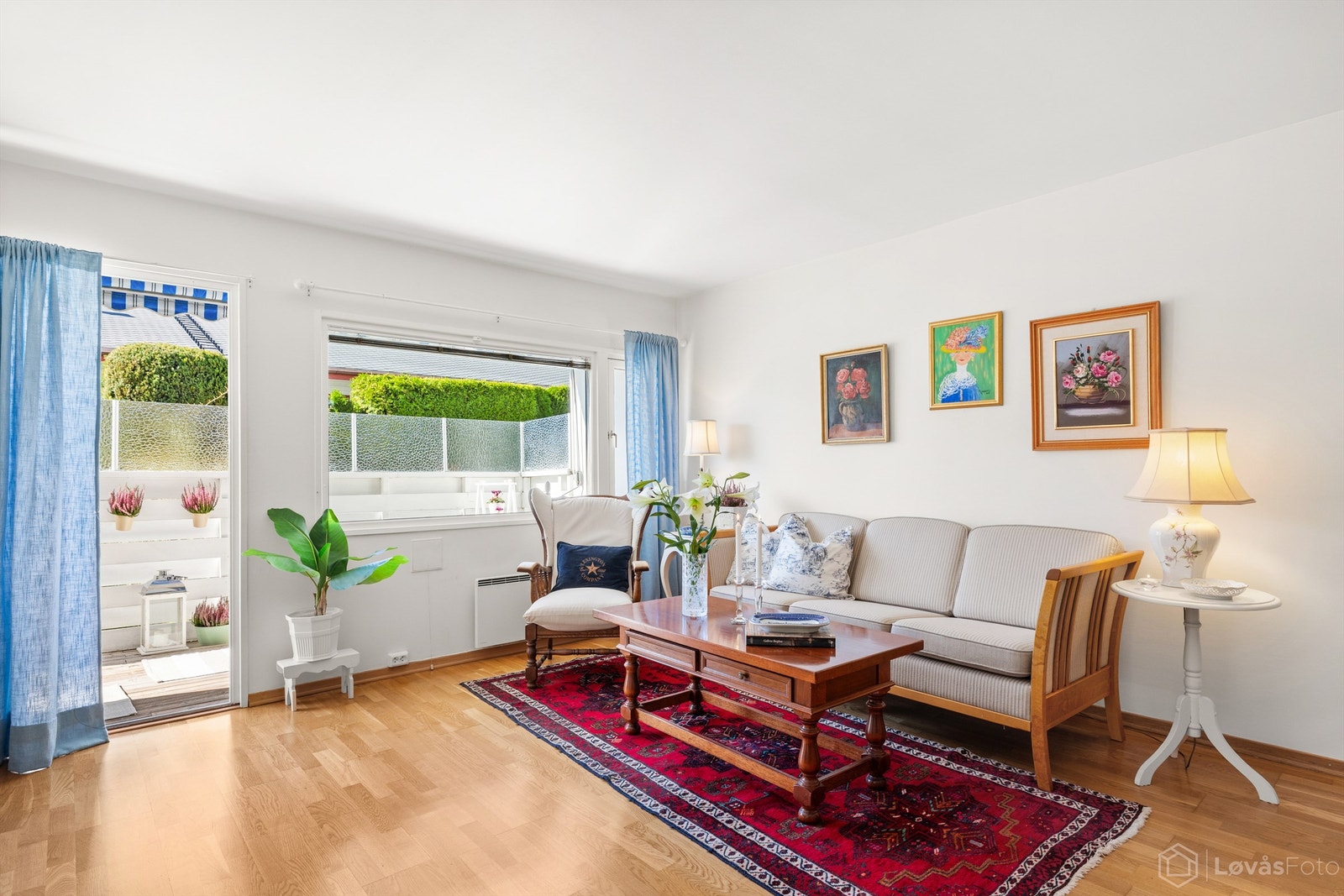 Direkte utgang fra stuen til den skjermede markterrassen. Galleribilde