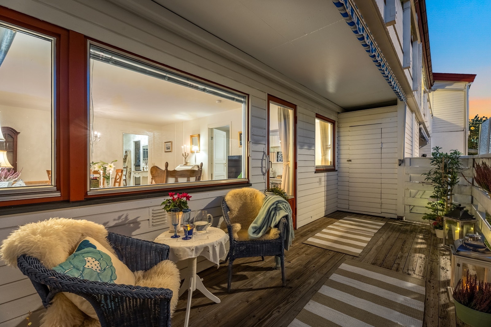 Store vindusflater skaper et naturlig samspill mellom stuen og terrassen. Galleribilde