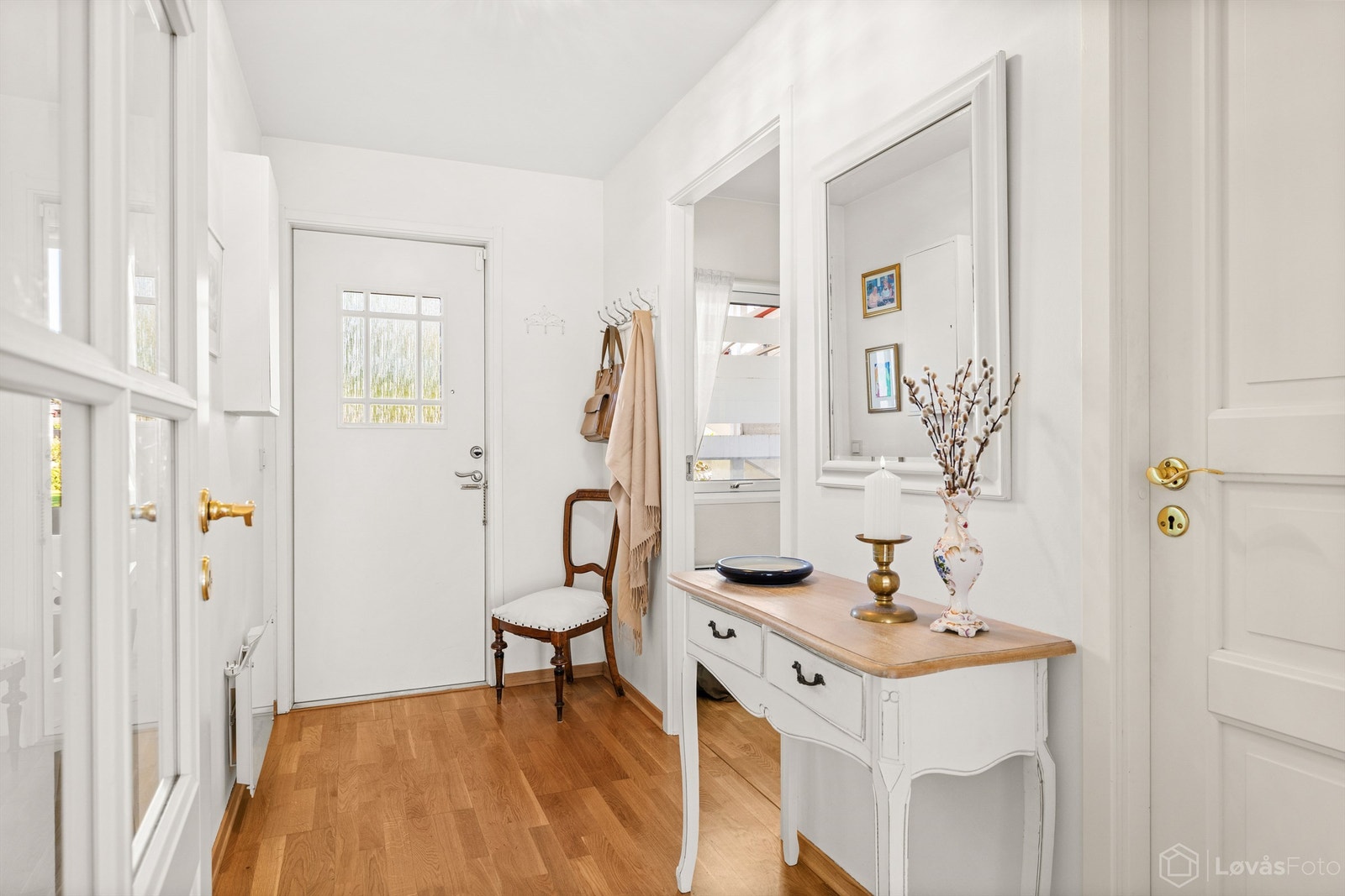 Entré med overbygget inngangsparti og dør med glassfelt. Galleribilde