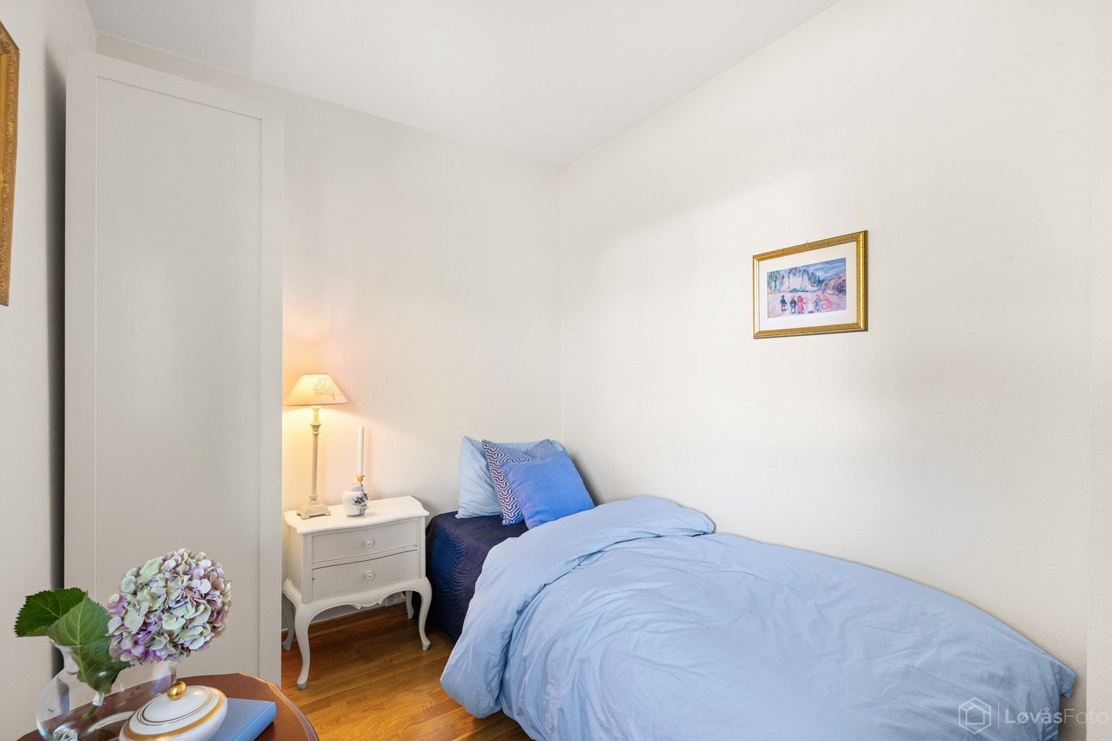 Rommet er utstyrt med garderobeskap og har slette, malte veggflater. Galleribilde