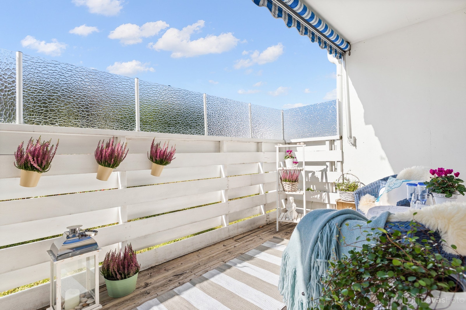 Sydvestvendt terrasse med god plass til sittegruppe og lun skjerming. Galleribilde