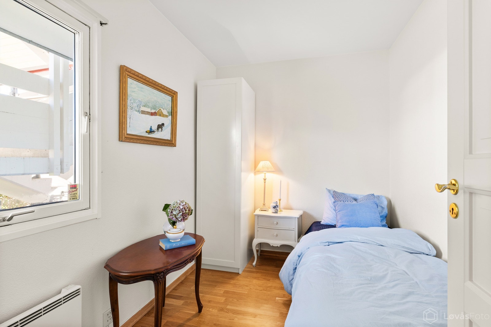 Soverom 2 vender mot inngangssiden og egner seg godt som gjesterom eller kontor. Galleribilde