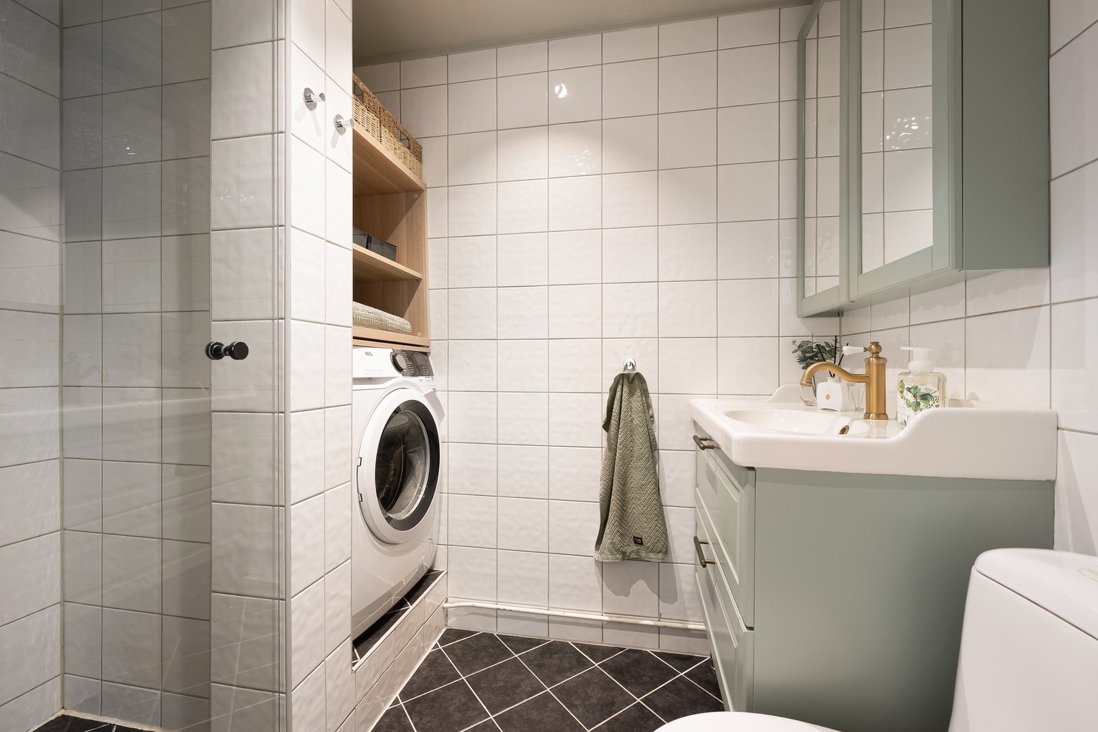 Badet ble oppgradert i 2006 og har mørke fliser på gulv og hvite fliser på veggene, kombinert med malte flater og downlights i himlingen. Galleribilde