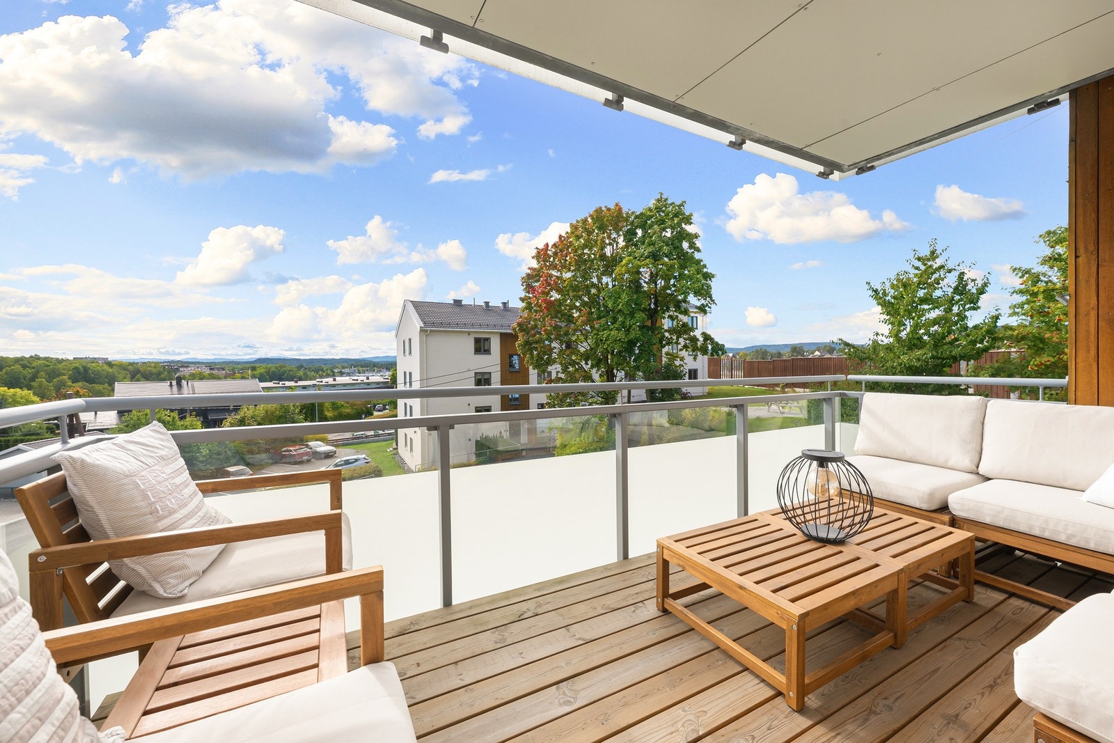 En lys og gjennomgående 3-roms selveierleilighet i 3. etasje, med moderne uttrykk, gode oppbevaringsløsninger og en herlig sydvestvendt balkong. Galleribilde