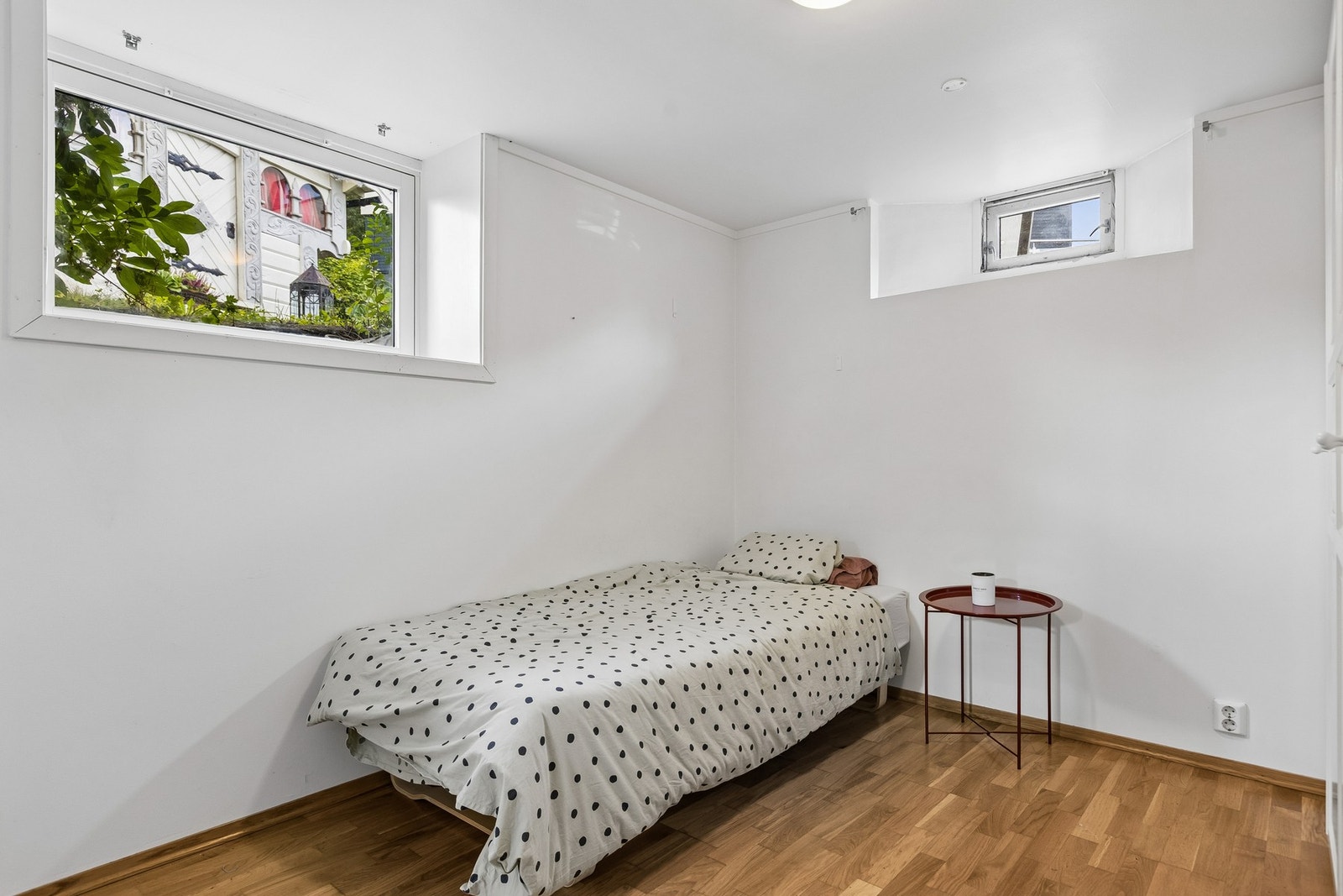 Begge rommene har en praktisk størrelse og gode møbleringsmuligheter, med plass til seng, garderobeløsning og annet ønsket møblement. Galleribilde