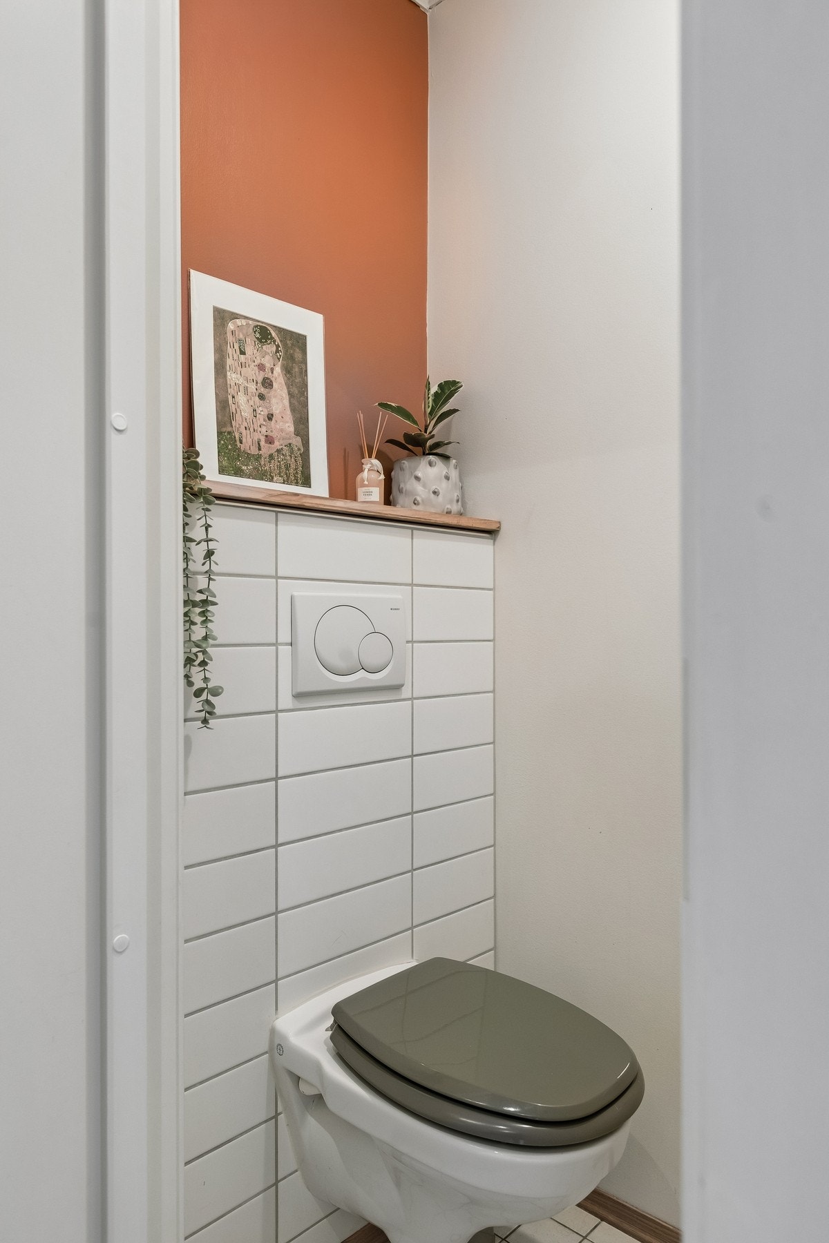 I tilknytning til badet ligger et separat toalettrom med gulvvarme - en praktisk løsning som gjør at toalettet kan benyttes samtidig som badet er i bruk. Galleribilde