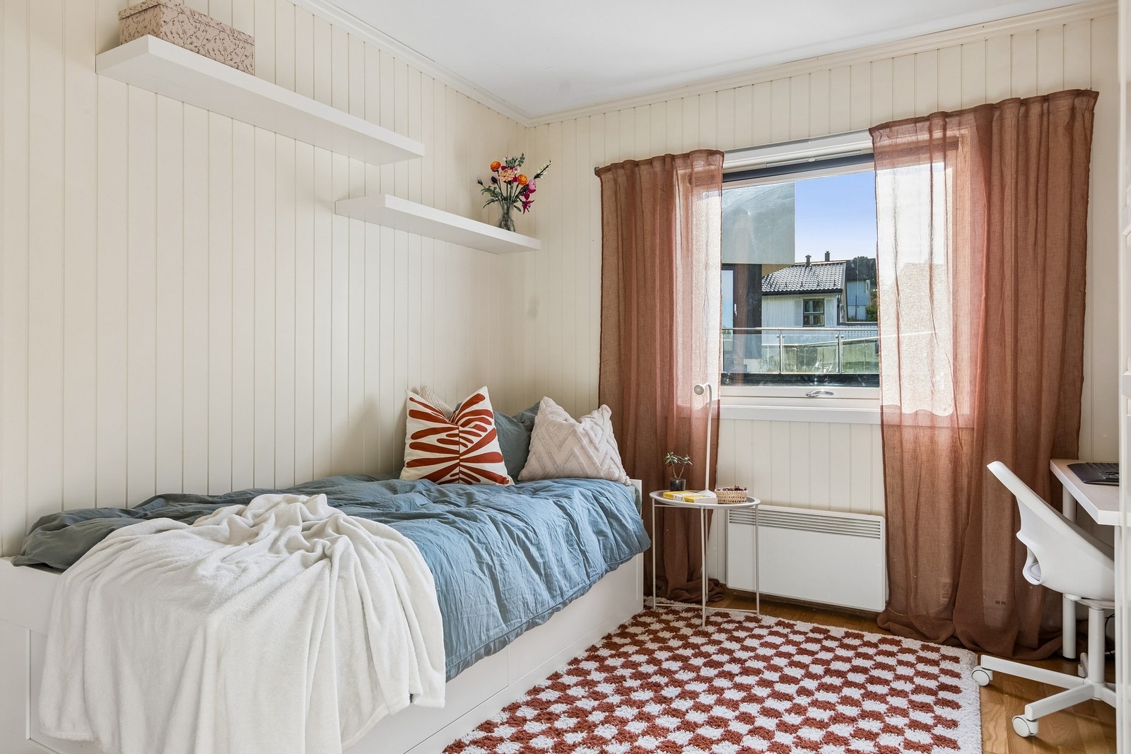 Soverom 2 er på ca. 10 m² og er et fleksibelt rom med gode møbleringsmuligheter, og egner seg godt som barnerom, gjesterom eller hjemmekontor. Galleribilde